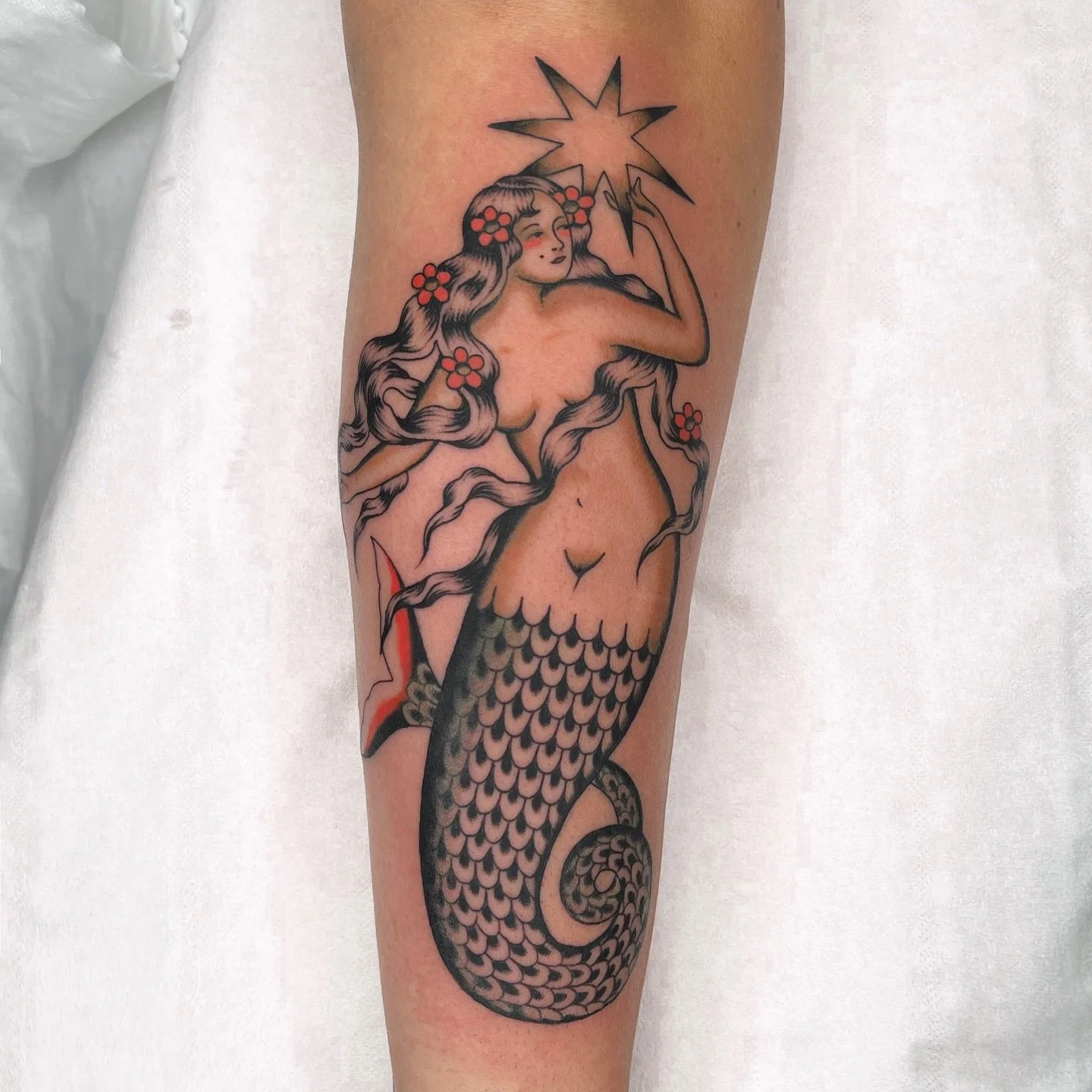 Sirenita season is slowly starting here in Barcelona ☀︎🌊 thank you @ozariaplants 🤍
Done at the greatest @chicapanteratattoo 
.
.
#barcelonatattoo #barcelonatattooartist #barcelonatattoos #berlintattoo #traditionaltattoos