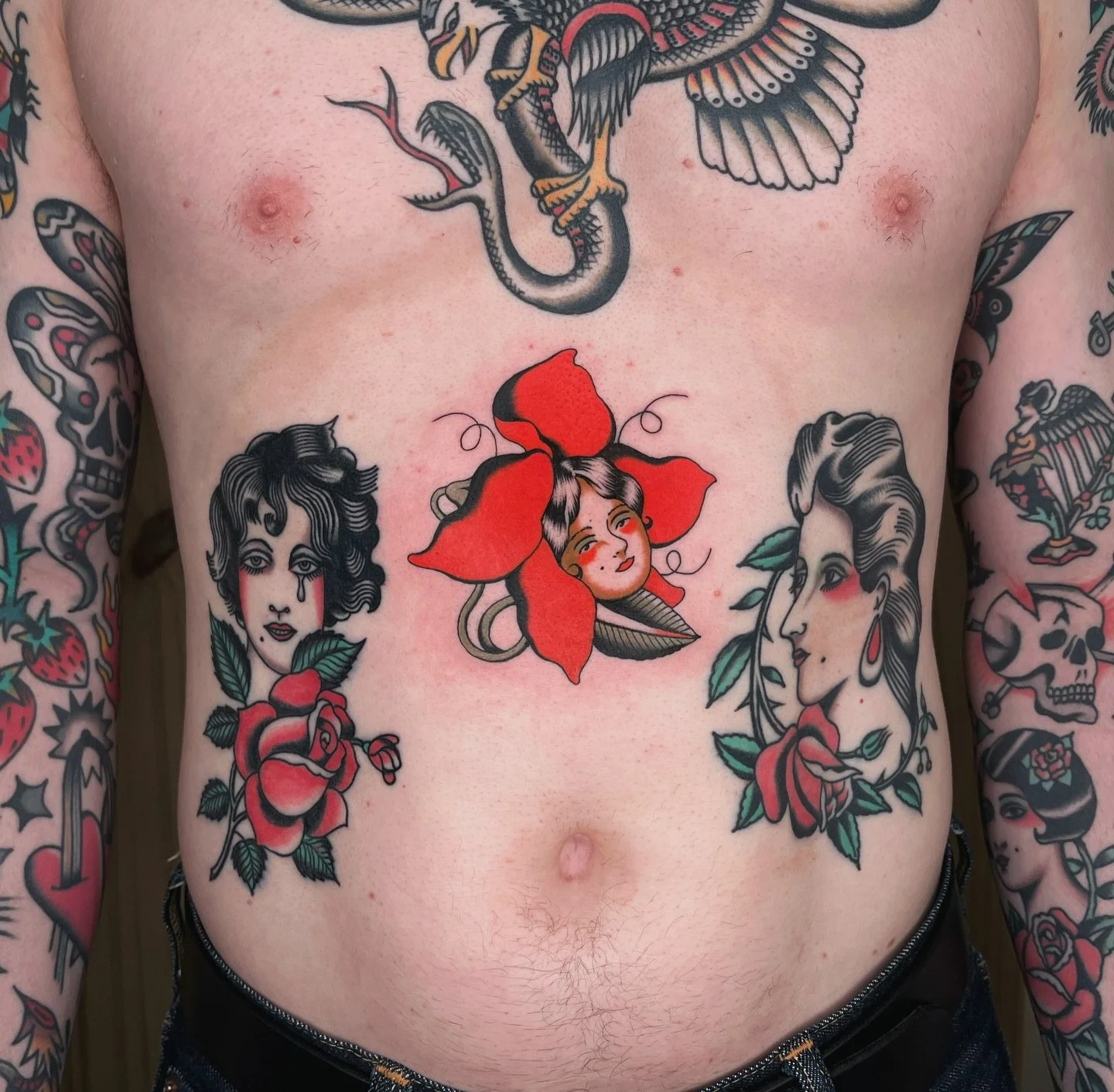 Matching Rosies 🌹 for Robert and Megan, chosen from flash ✿ great meeting you guys and how cool to see the beautiful healed tattoos by @andrewvidakovich on Robert 😍 

Done at @chicapanteratattoo 
.
.
#barcelonatattoo #barcelonatattooartist #barcelo