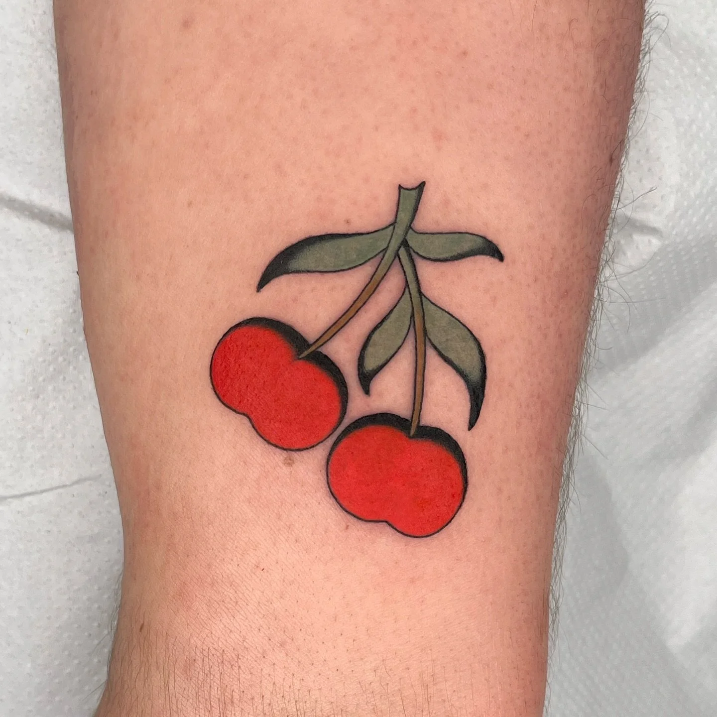 Some cute little tattoos for some lovely people 🍒🍒 
Done at @chicapanteratattoo 

#tattoobarcelona #barcelonatattoo #traditionaltattoobarcelona #tattoo #traditionaltattoo