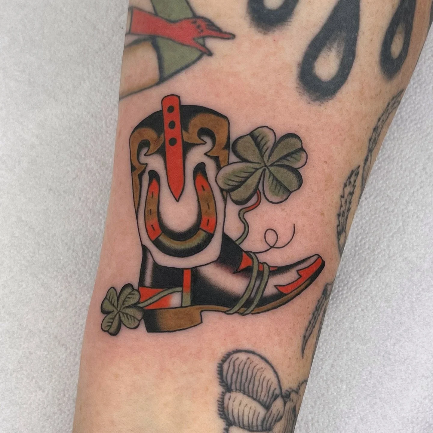 Stay lucky ꕤ little filler boot for Katherine 🤍 
.
.
#barcelonatattoo #barcelonatattooartist #barcelonatattoos #berlintattoo #traditionaltattoos