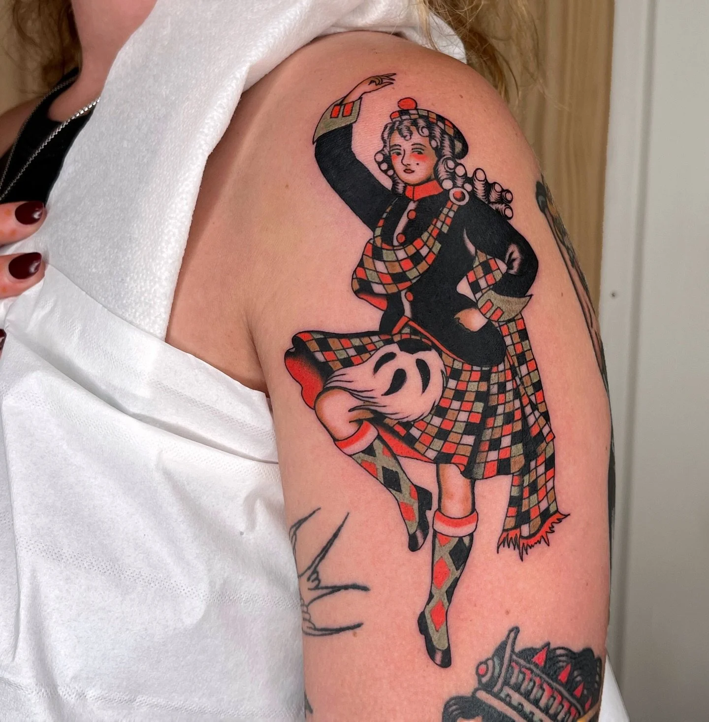 Madison wanted a lot of patterns and i couldn&rsquo;t be happier to do just that ༄ thanks dear!
Booking May in Barcelona at @chicapanteratattoo and beginning of June in Berlin @lato.tattoo 🌹
.
.
#barcelonatattoo #barcelonatattooartist #barcelonatatt