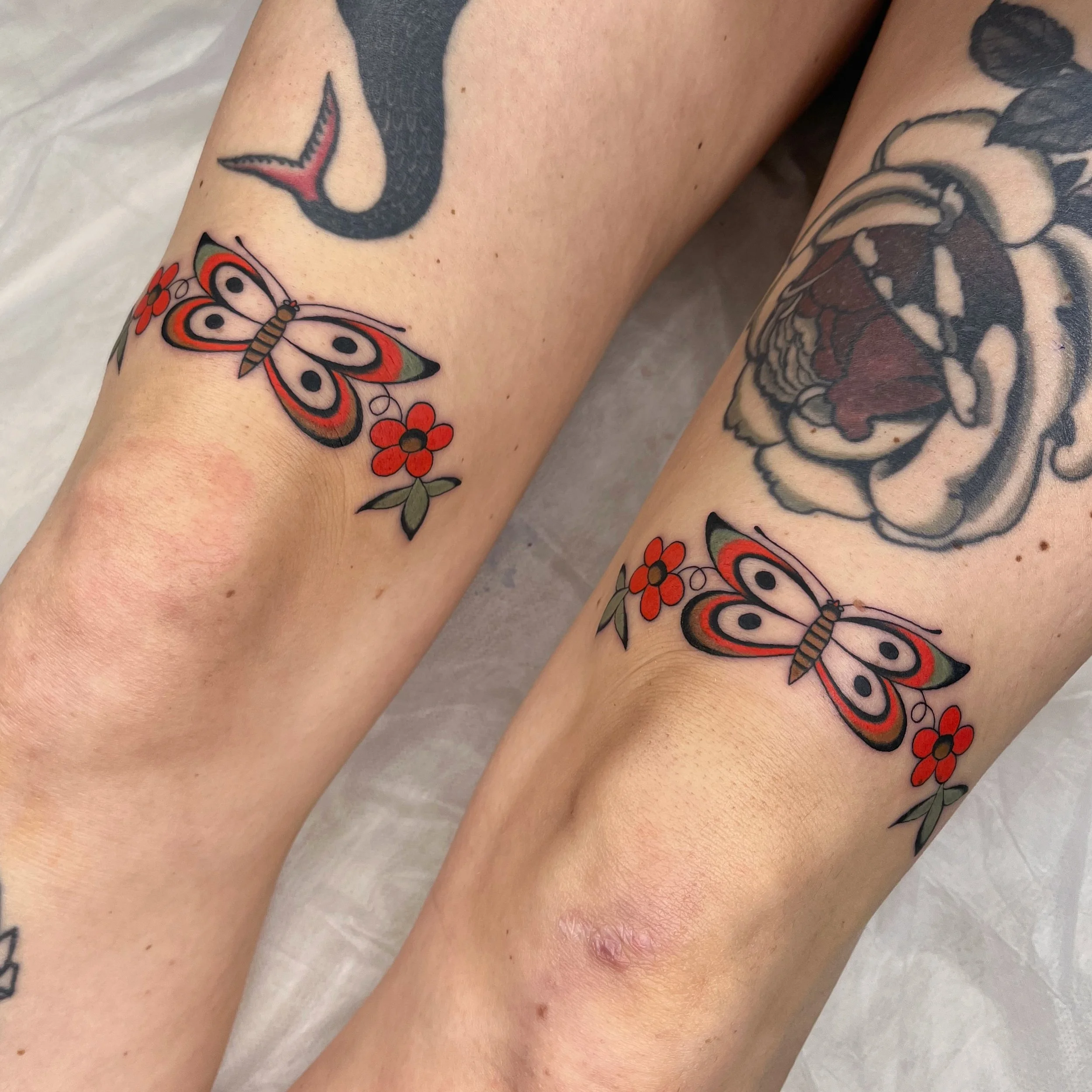 Little knee ornaments for Scarlett 🌹thank yooou as always! ʚїɞ
.
#barcelonatattoo #barcelonatattooartist #barcelonatattoos #berlintattoo #traditionaltattoos