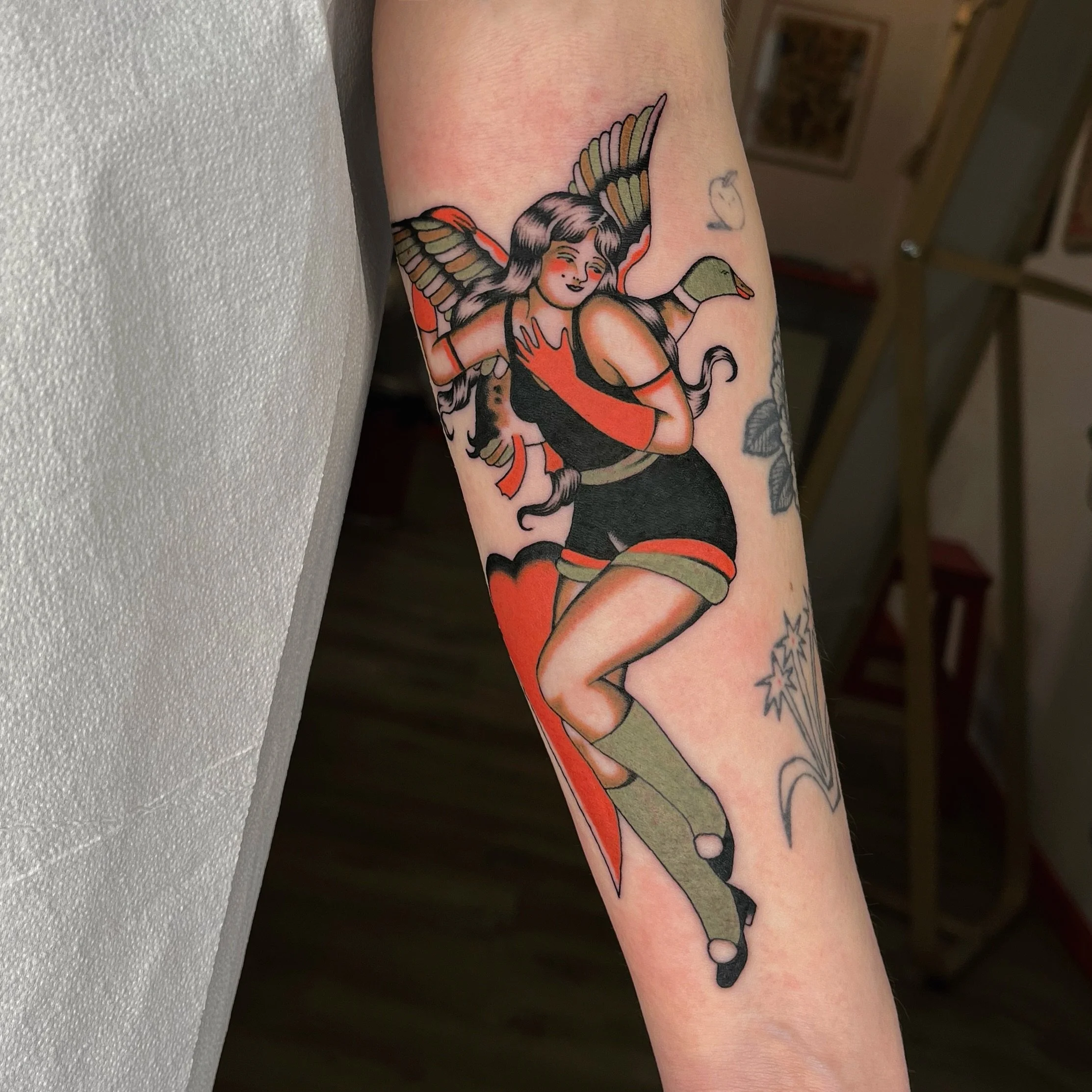 Another version of this 🦆🙆🏻&zwj;♀️&hearts;️ combo for dear @ayloutatu ! Enjoy your May weekend everyone ☼
.
.
.
#barcelona #barcelonatattoo #barcelonatattoos #barcelonatattooartist #trafitionaltattoo