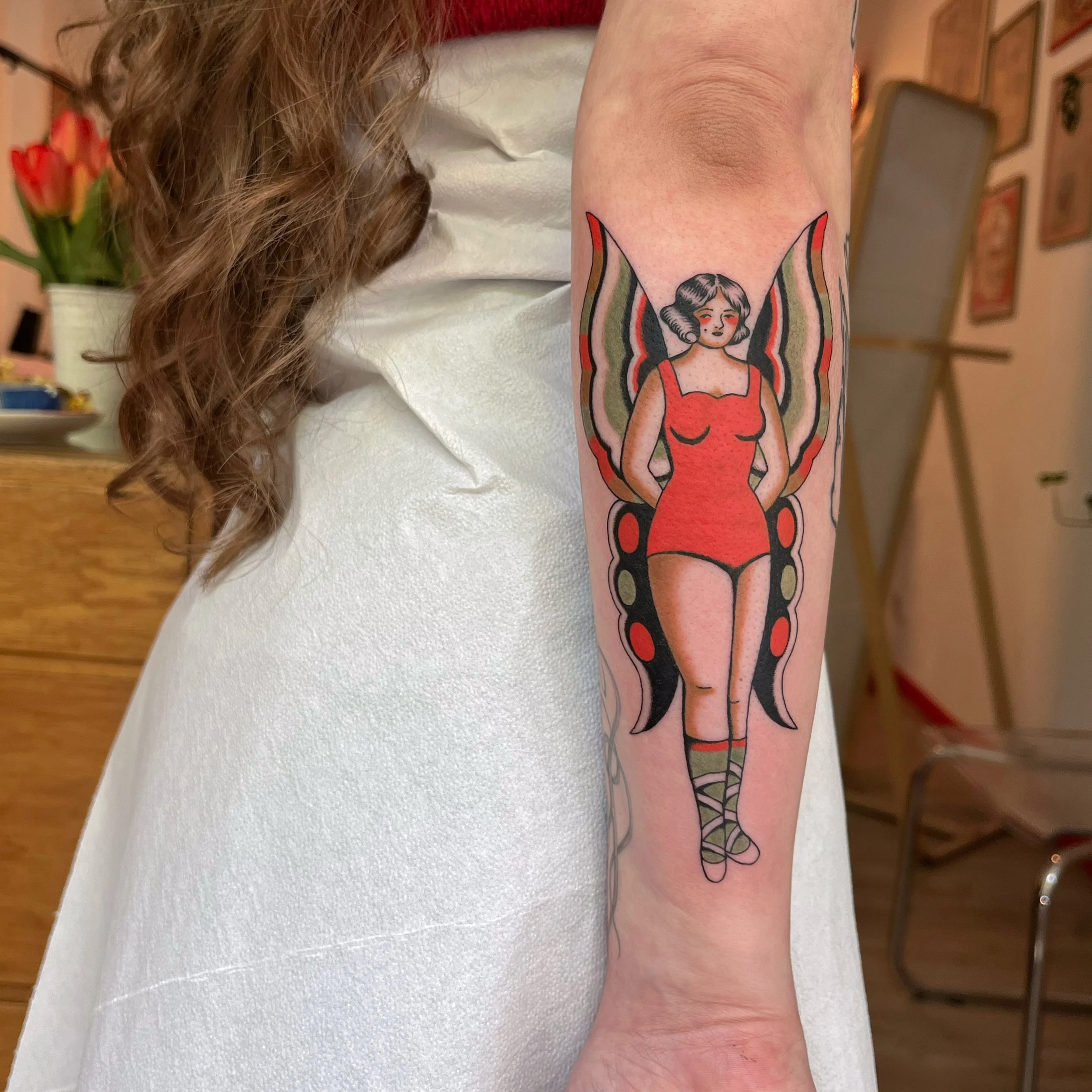 Little fairy for Emma 🧚🏼&zwj;♀️ 
Back in Barcelona after the True Blue Convention with a bunch of new ideas and some cool merch to show you! More soon! ✿

.
.
.
#barcelona #barcelonatattoo #barcelonatattoos #barcelonatattooartist #traditionaltattoo