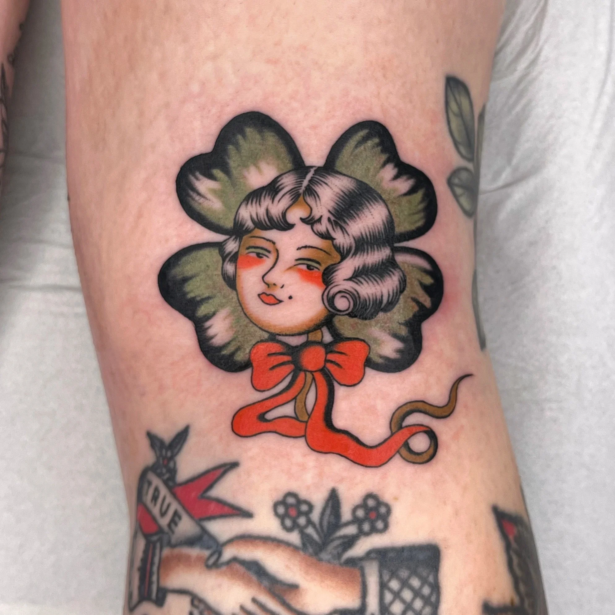 Katy took a knee ditch tattoo like an absolute star 🍀 and at a True Blue Convention! May she be forever lucky 🎀 thank you @what.katy.does 
.
.
.
#barcelona #barcelonatattoo #barcelonatattoos #barcelonatattooartist #traditionaltattoo