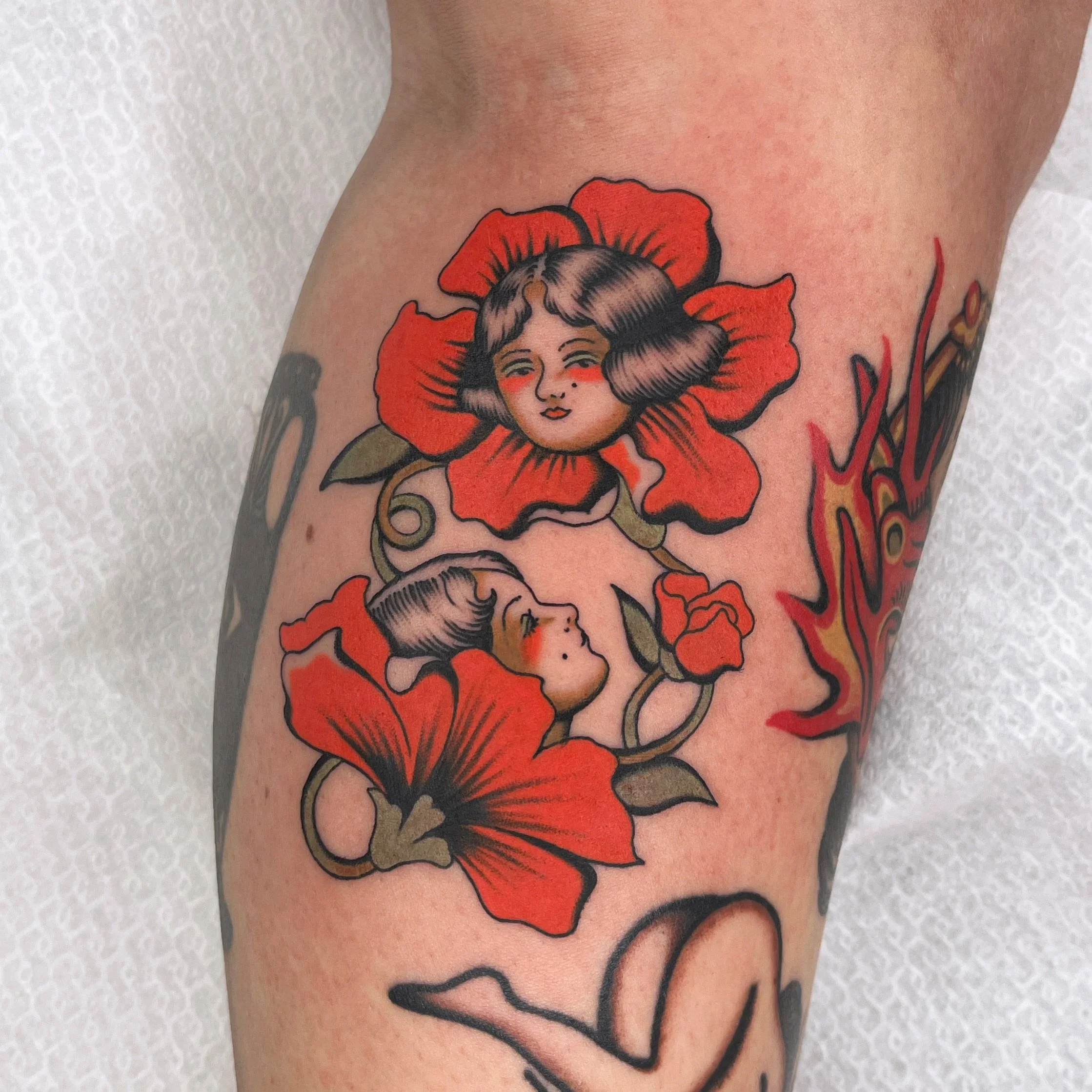 Flower ladies filler done for Bertille at the True Blue convention ✿ ✿ love tattooing fillers btw , always such a cool challenge 🌹
.
.
#barcelona #barcelonatattoo #barcelonatattoos #barcelonatattooartist #traditionaltattoo