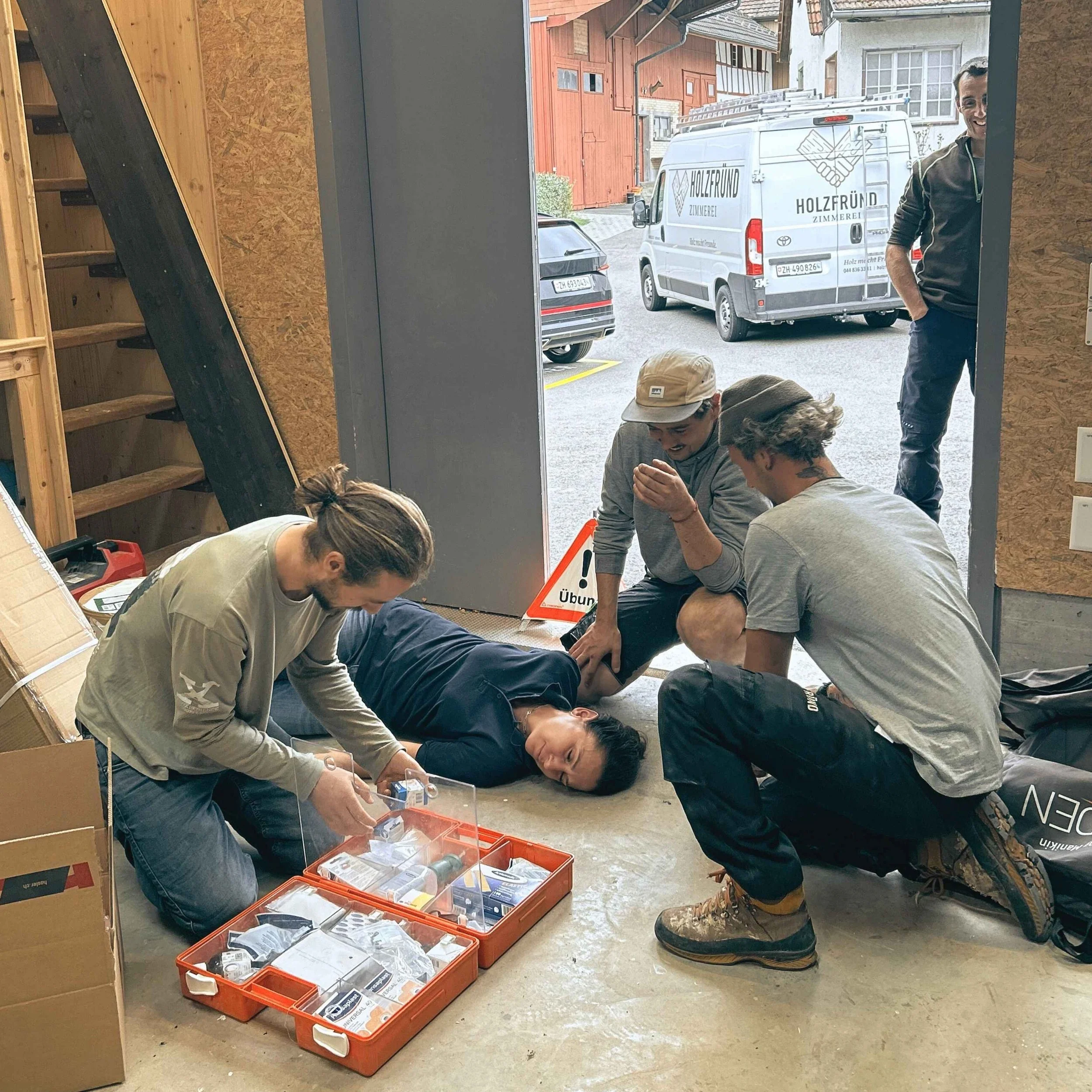 Erste Hilfe Kurs bei Holzfründ – Sicherheit im Holzbau