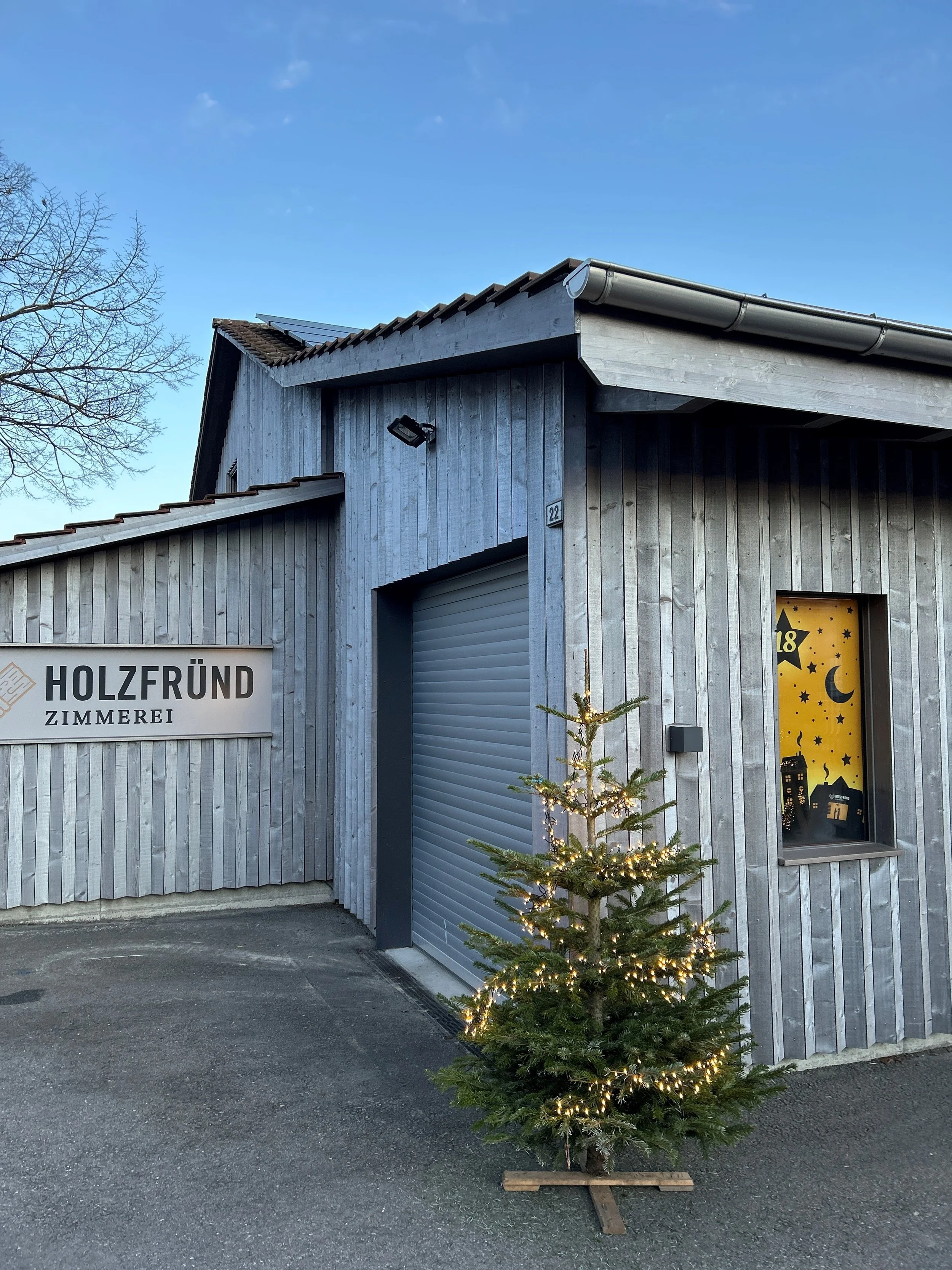 Ein Abend voller Licht, Wärme und Begegnung - Das Adventsfenster von Holzfründ