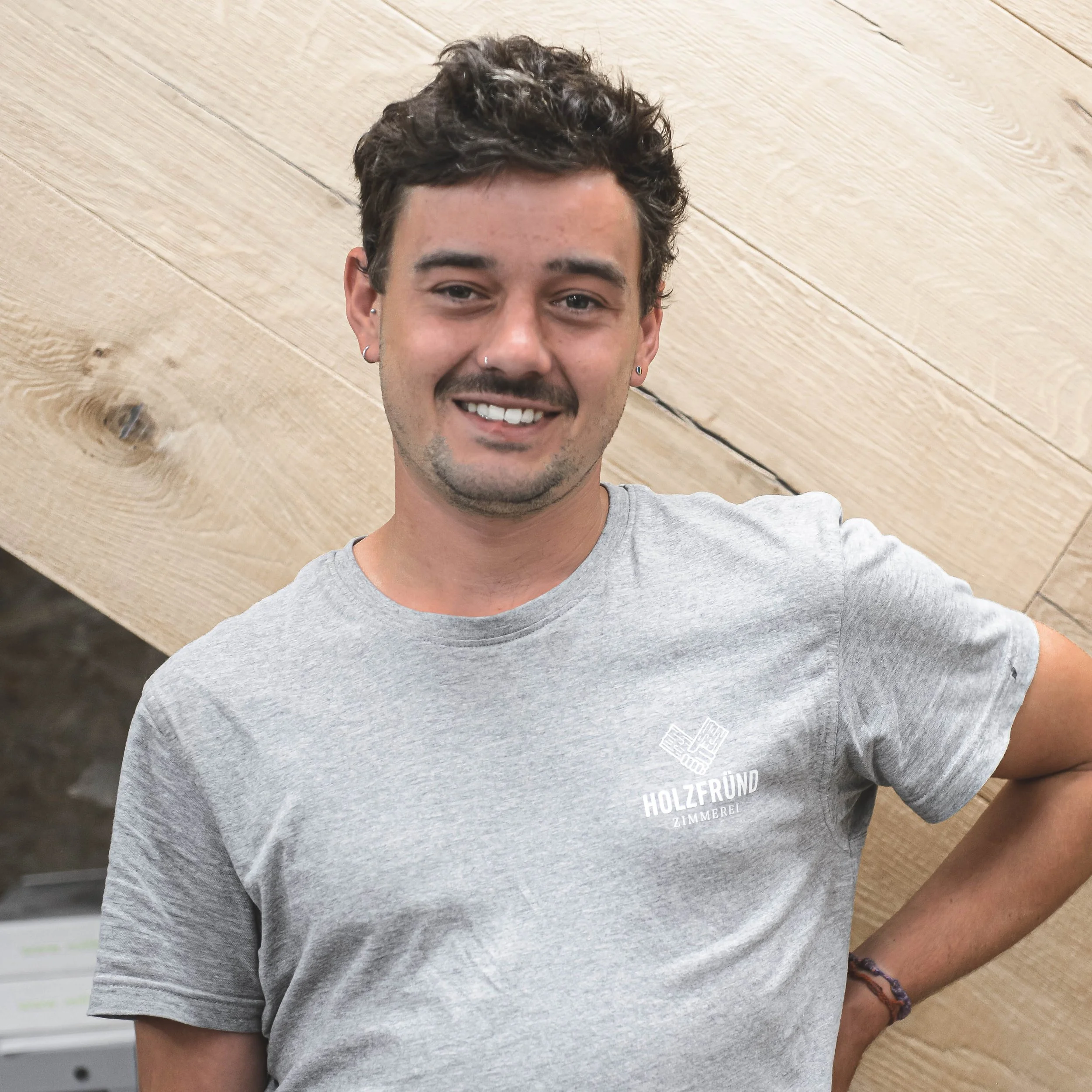 Porträt von Linus Baumberger, engagierter Mitarbeiter der Holzfründ AG – Spezialist für präzisen und nachhaltigen Holzbau.