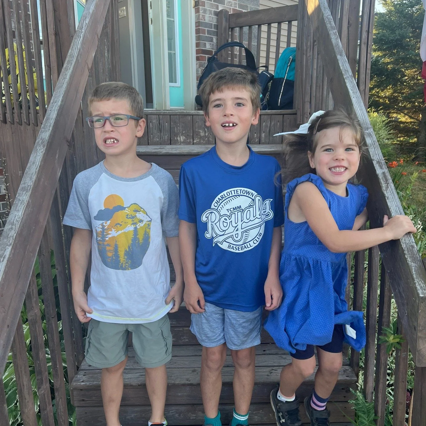 Ellie is so exited for her first day that she is literally floating.
Jack is showing off his missing tooth and Andy is processing that we are actually hearing the bus pull up.
Everybody grab your bags and run!!!!🏃&zwj;♂️🏃🏼🏃&zwj;♀️
Grade 3, Grade 