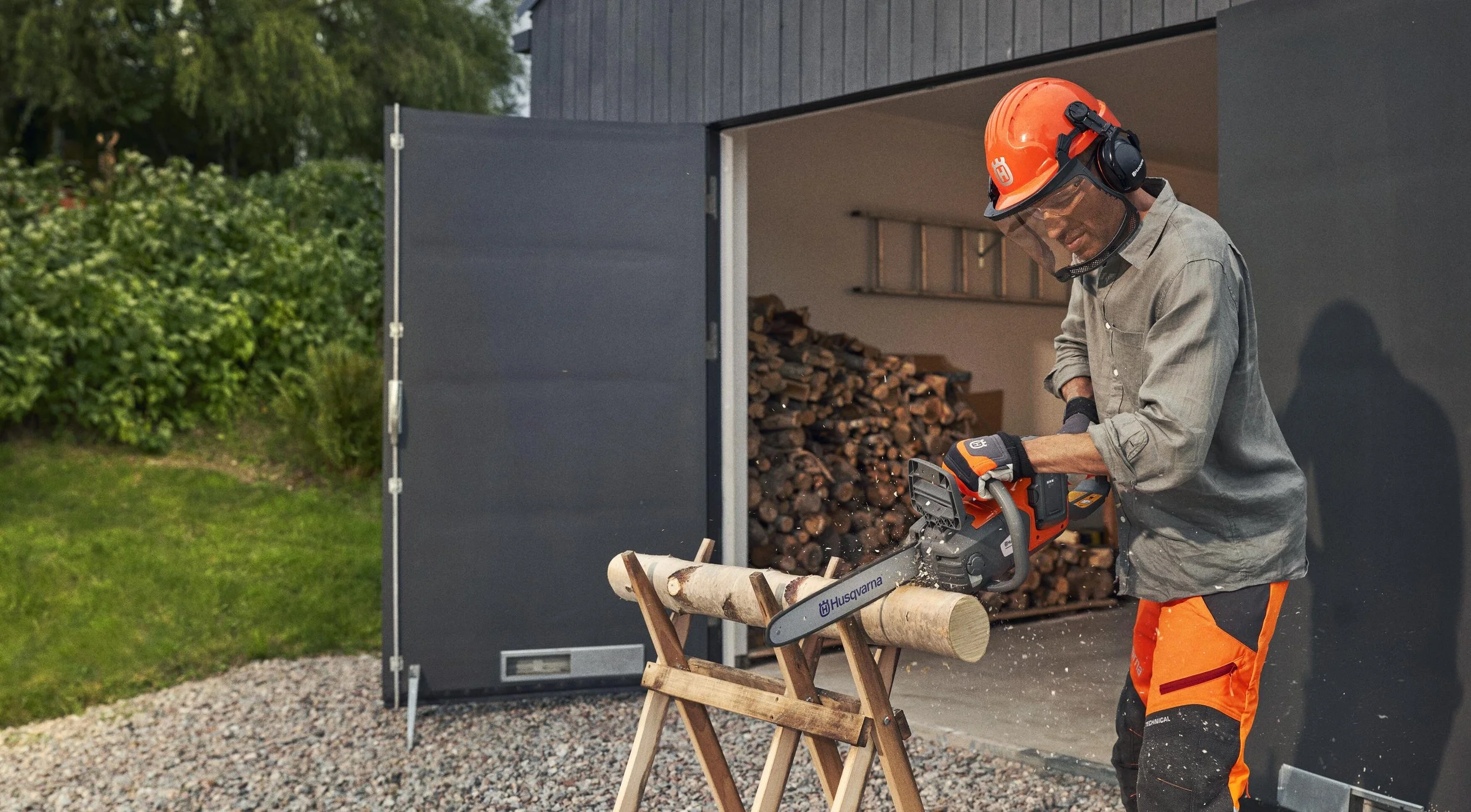 Die Schnittigen für Hobbyanwender: Neue Husqvarna Akku-Sägen 225i &amp; 240i für Garten- und Holzarbeiten