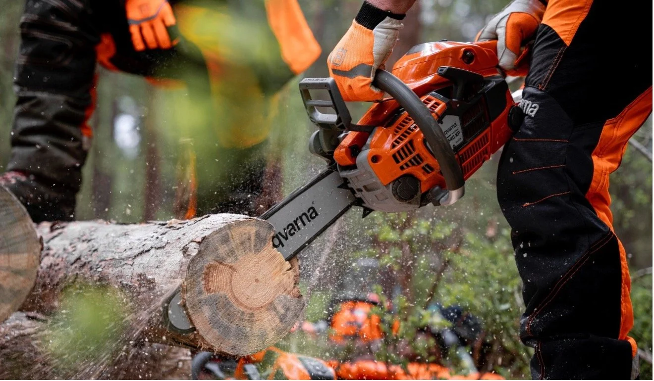 Für Forst und Baumpflege: Husqvarna präsentiert neue 40-ccm-Benzin-Kettensägen für den professionellen Einsatz