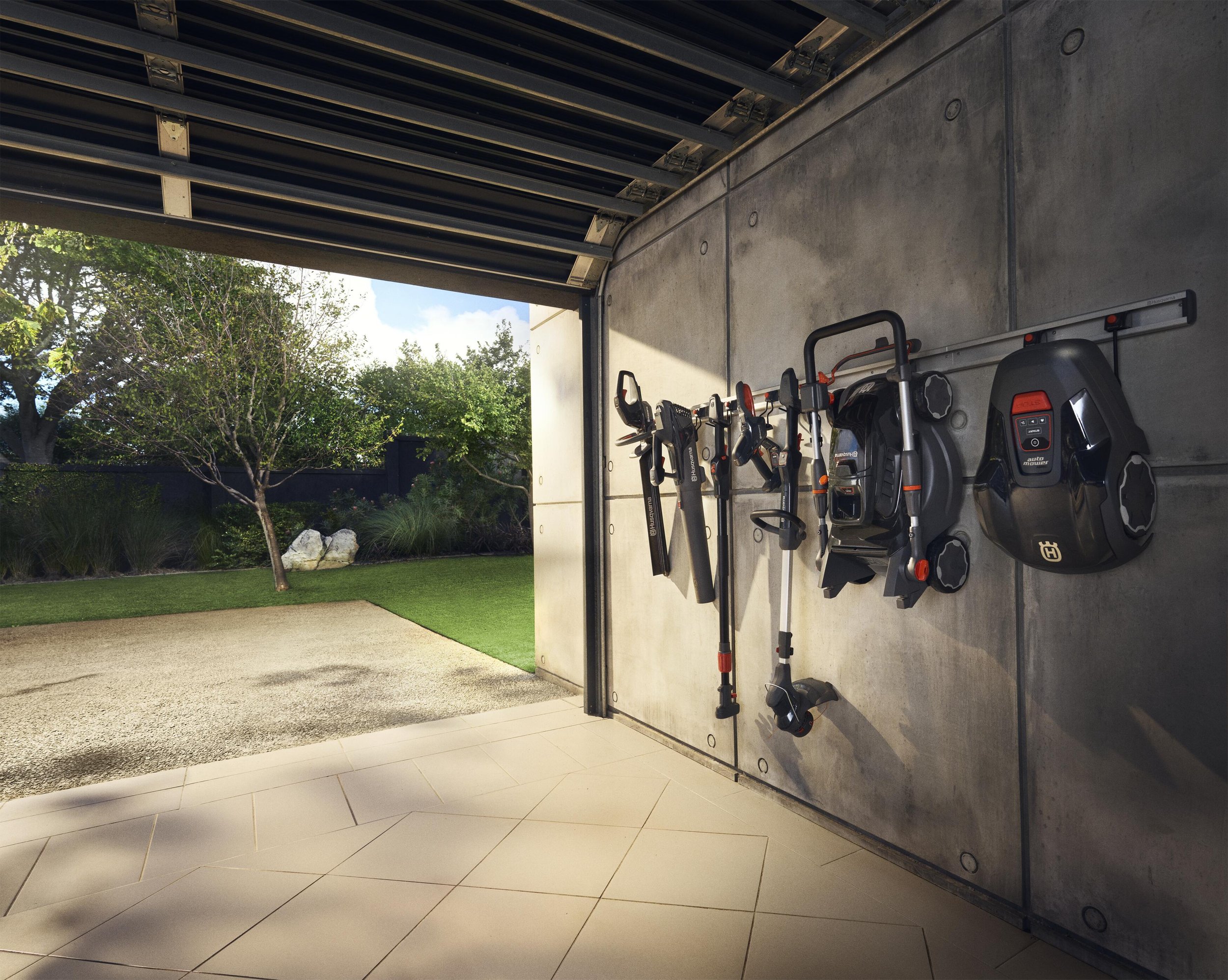 Stilvolle Funktionalität für den Garten: Neue „Aspire“-Akku-Gartengeräte von Husqvarna mit intelligenter Aufbewahrung