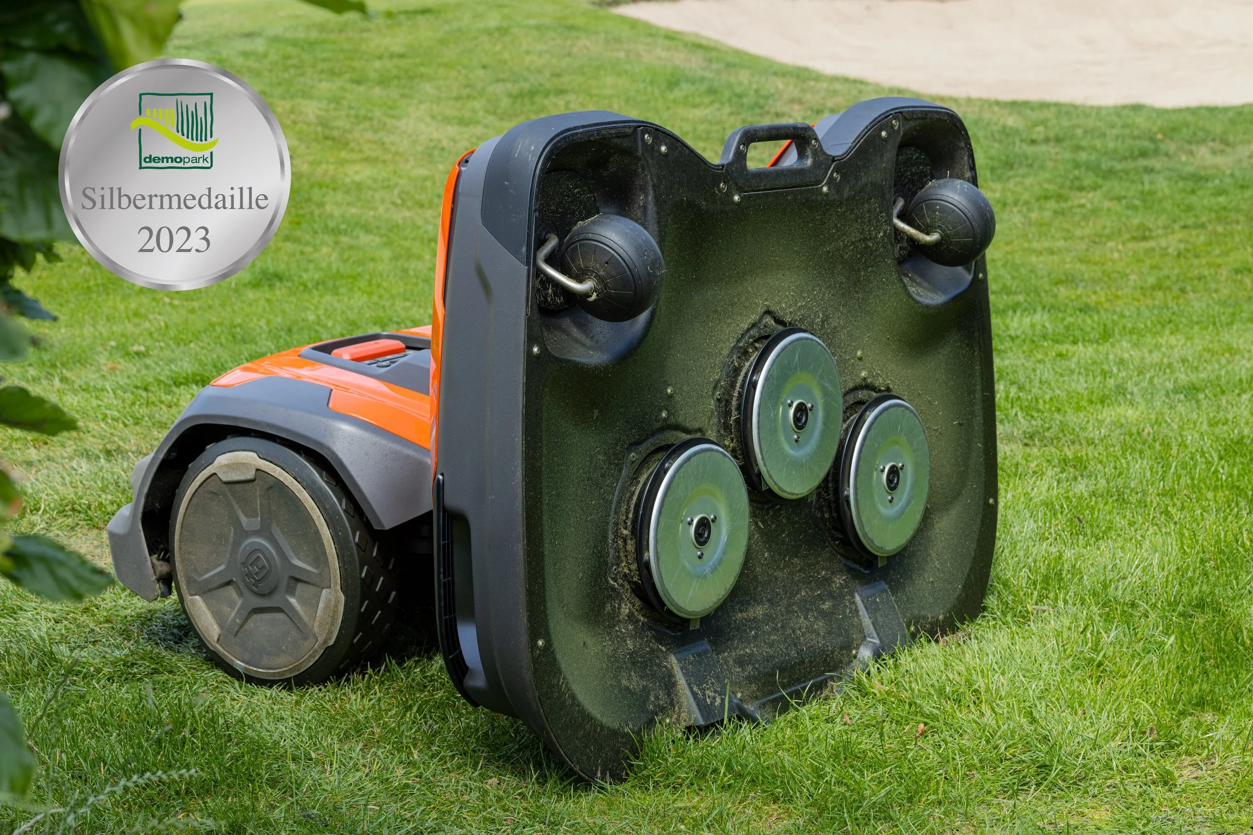 Perfektes Spielerlebnis und Nachhaltigkeit auf dem Golfplatz: Husqvarna „Low Cut“ Mähdeck für CEORA-Mähroboter mit der demopark-Silbermedaille ausgezeichnet