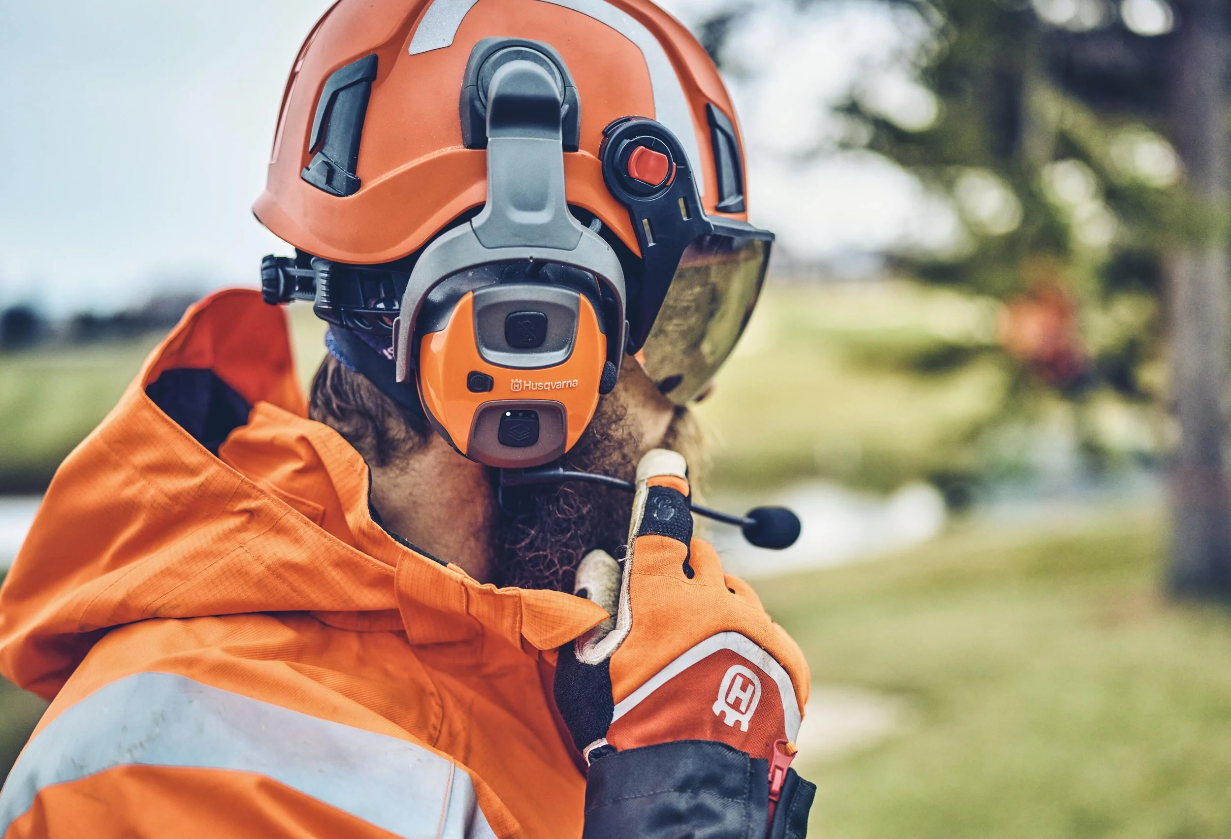 Top informiert in der Baumkrone:  X-COM Active ist das neue Kommunikationssystem von Husqvarna für Arboristen