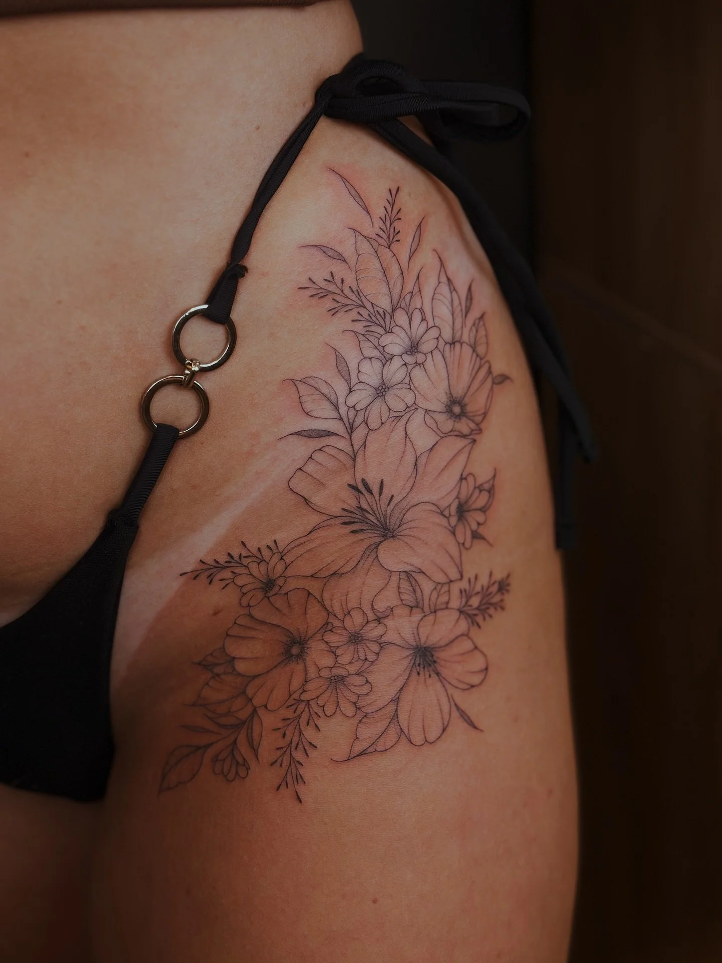 Happy Sunday my loves🫶🏼 

Cute medium sized hip floral with light shading for Violet🧚🏼&zwj;♀️

#tattoo #tattoos #fineline #finelinetattooartist #tattooartist #femaletattooartist #privatestudio #floral #hiptattoo