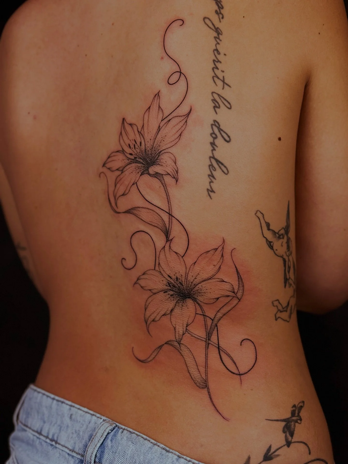 So in LUURRVVVEEE with this one🧚🏼&zwj;♀️🧚🏼&zwj;♀️🧚🏼&zwj;♀️

The aura is giving fairy&hellip; DUHH 

#tattoo #tattoos #finelinetattoo #tattooartist #femaletattooartist #floral #floraltattoo #lily #lilytattoo #backtattoo #fairy #fairytattoo #priv