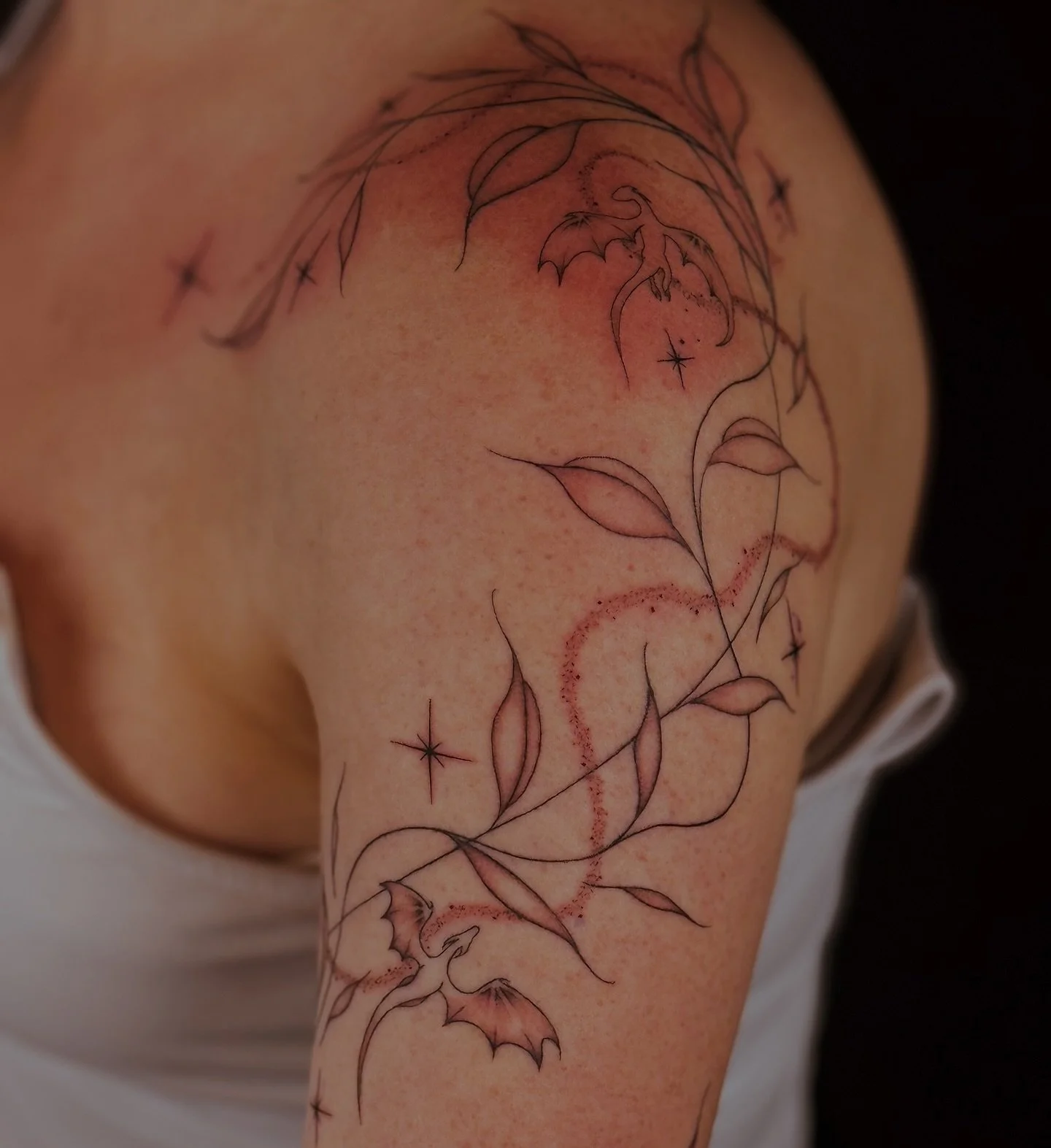 Just going to leave this sneak peak here🐉✨

(There is a bit of an orange shadow behind the misties from the sharpie, her skin didn&rsquo;t want to let go of the markings🥲)

#tattoo #bookish #bookstagram #tattooartists #finelinetattoo #fineline #dra