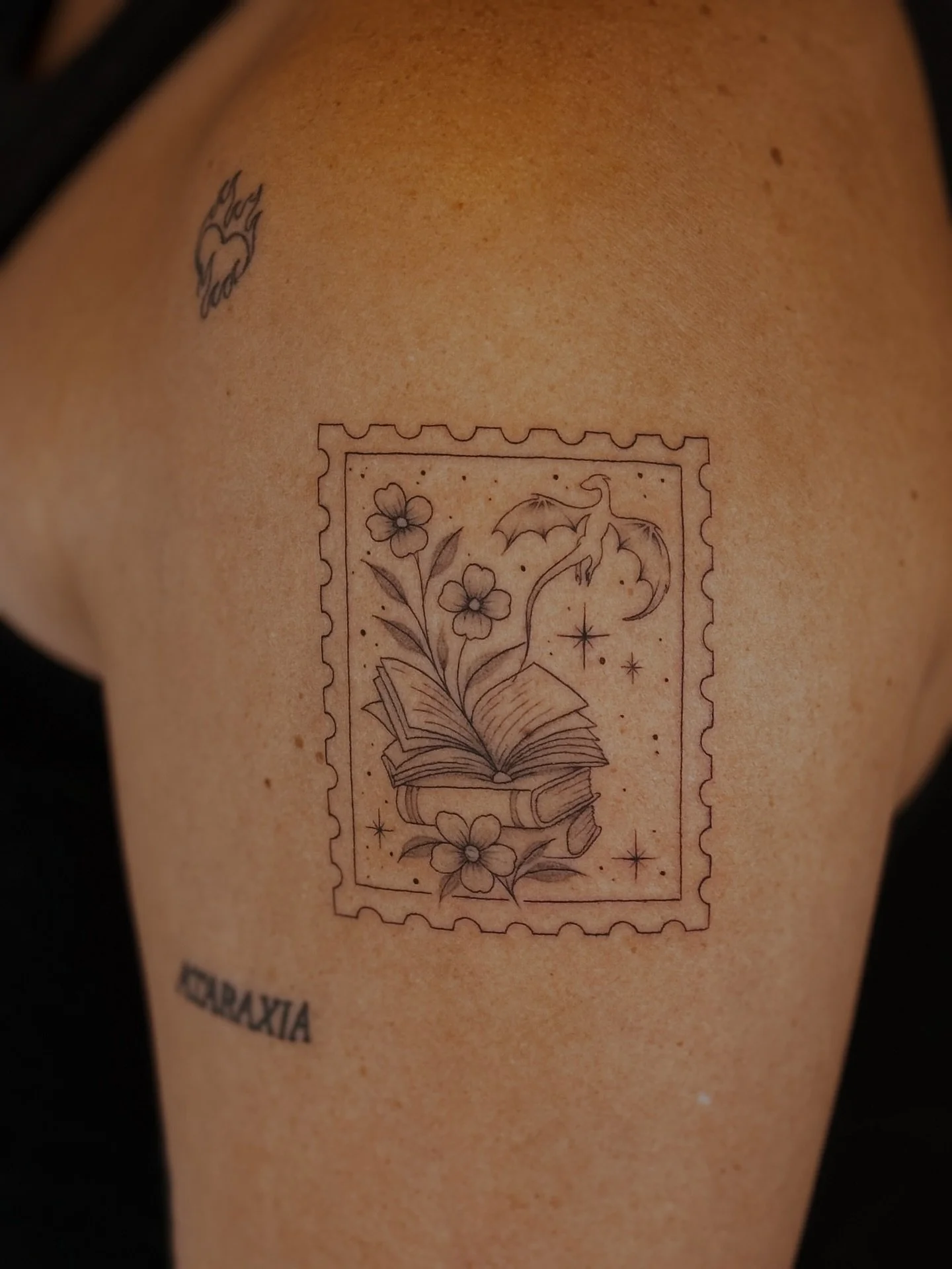 I love my bookish babes📚🐉🌌🧚🏼&zwj;♀️

Cutie mini bundle sesh💫

#tattoo #tattoos #tattooartist #finelinetattooartist #bookish #bookstagram #booklover #acotar #throneofglass #dragon #stamptattoo #fantasy #tinytattoo #bookishtattoo #ohiotattooartis