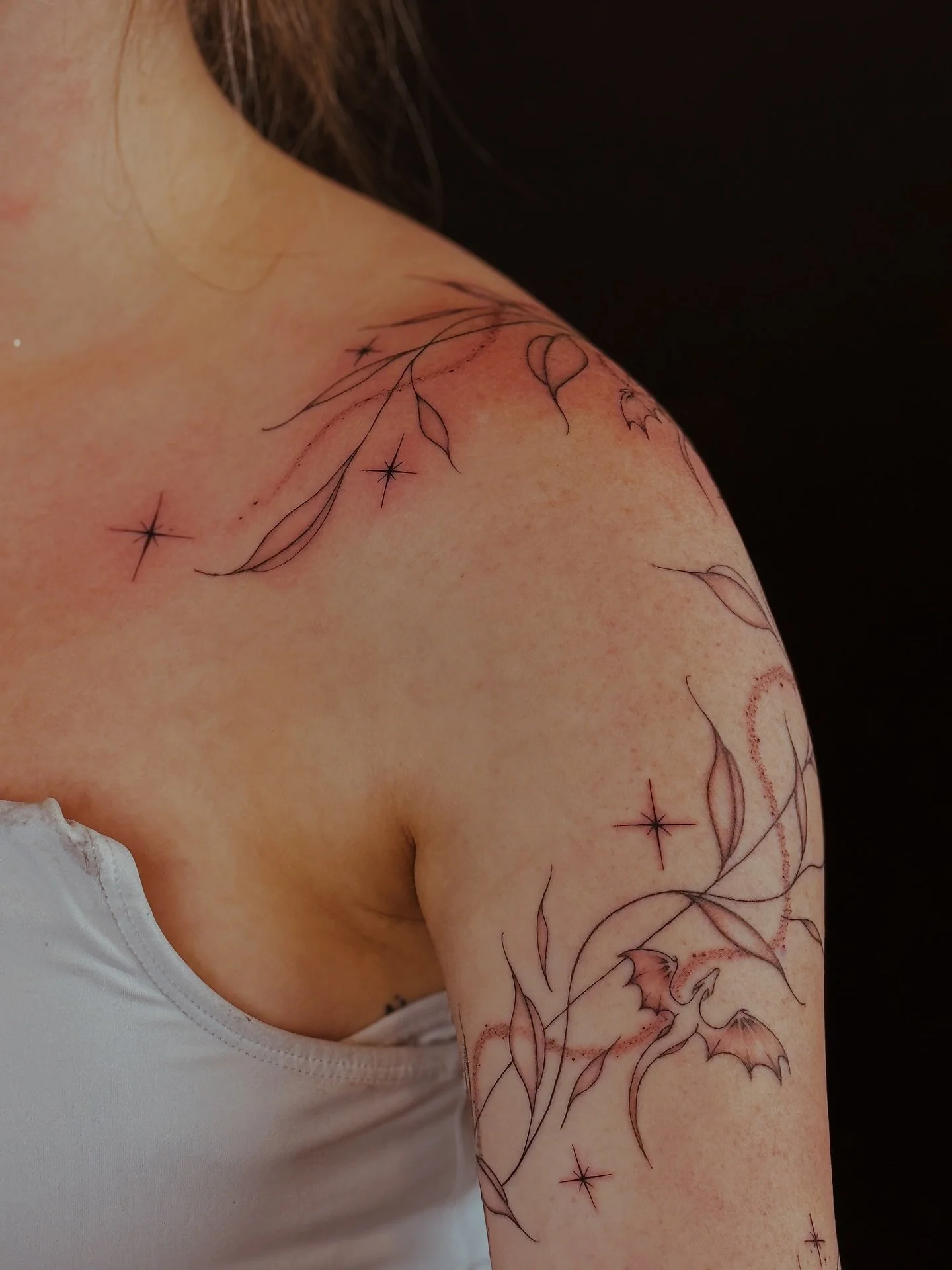 Bookish arm body concept💫 

This took 2 sessions to complete📚

Line work is healed in these pictures🧚🏼&zwj;♀️

Vines, leaves, and misties are freehanded✨

This client asked for no detail in her leaves and very minimal shading throughout🐉

#tatto