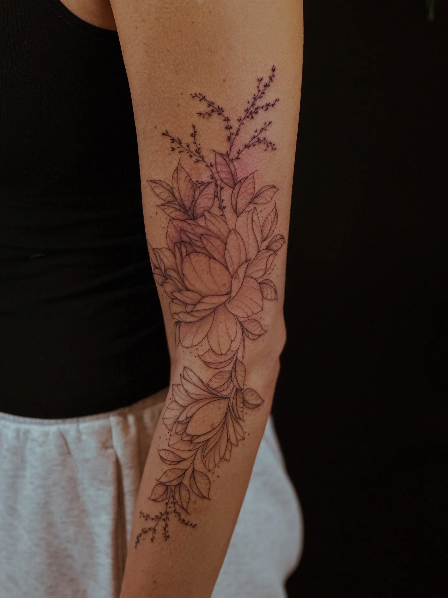 Love this placement
Love the florals
Love the delicate details 

A little extra redness from a scar we covered with this&hearts;️

#tattoo #tattoos #finelinetattoo #tattooartist #floraltattoo