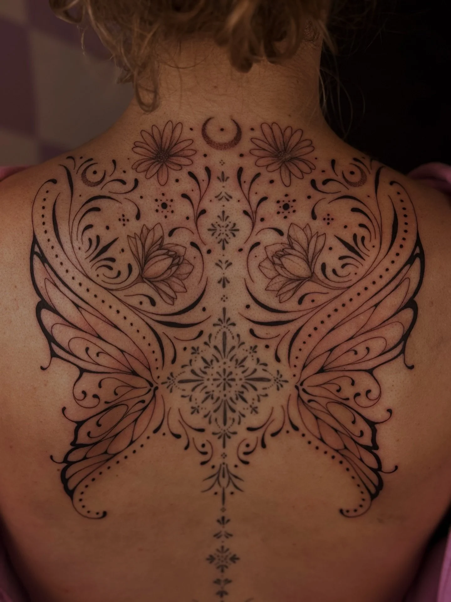 Fairy wings x ornamental x birth flowers 

Just can&rsquo;t get over this one🧚🏼&zwj;♀️

#tattoo #tattooartist #finelinetattoo #ornamentaltattoo #backtattoo