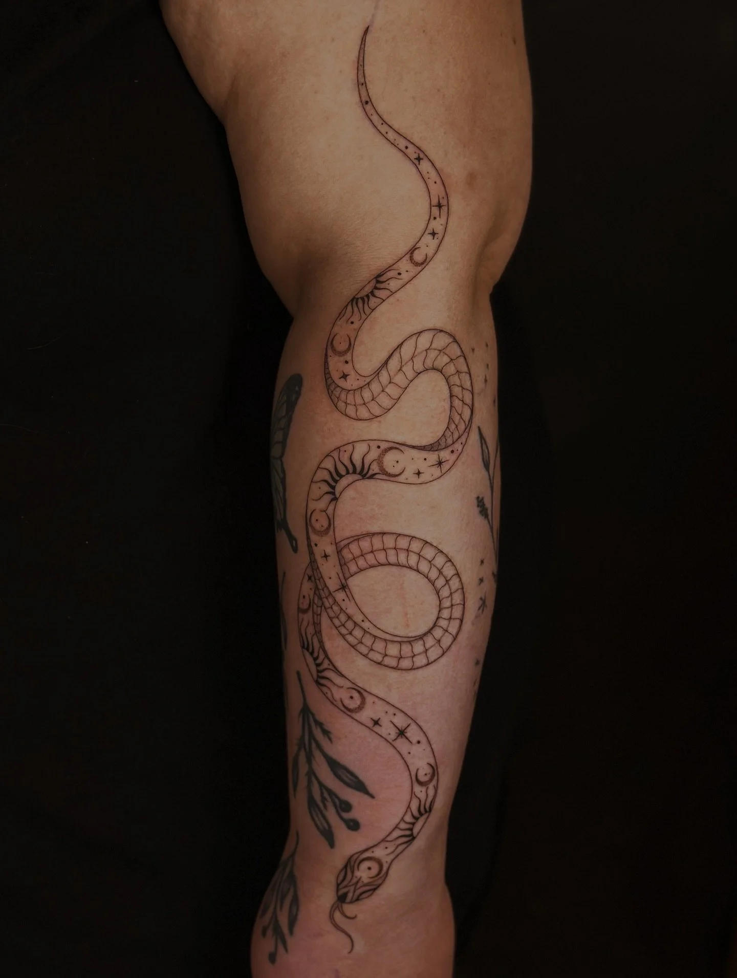 The cutest celestial snake filler🧚🏼&zwj;♀️✨💫🌞🌙

#tattoo #tattoos #finelinetattoo #ohiotattooartist #snaketattoo