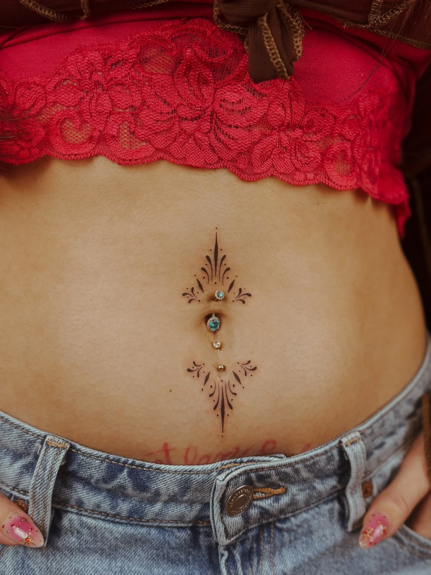 What a cutie little belly button ornamental🧚🏼&zwj;♀️

I am thinking about adding one day a month for single tiny tattoos ???? 

Comment below if you think I should &amp; would participate👇🏼