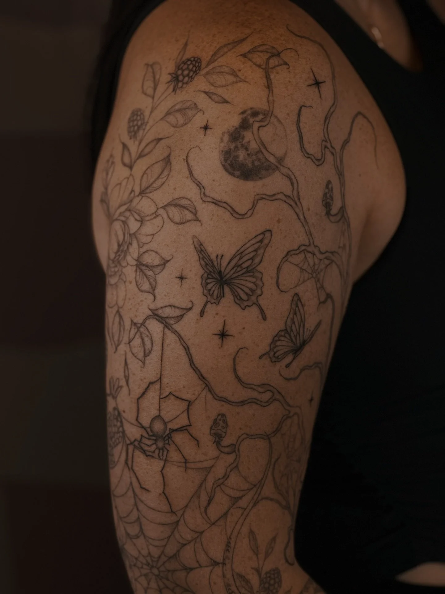 Another moment to give this HEALED sleeve a spotlight🧚🏼&zwj;♀️

I am forever thankful for this project, and for Izzy💖

She gave me full creative freedom, with just one theme request: life and death🕸️🥀

She fully trusted me and my crazy creative 