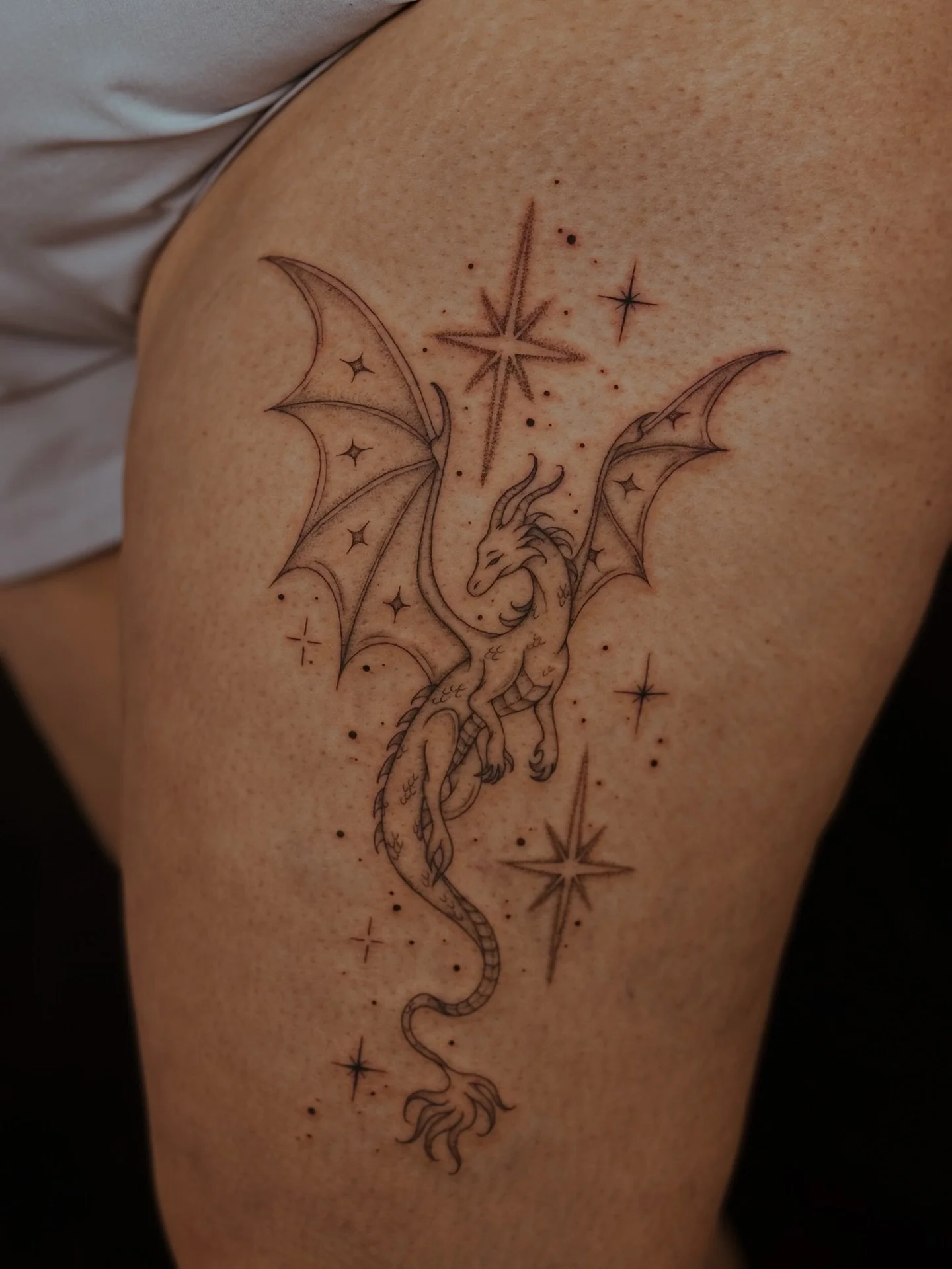 A little dragon tat for your timeline today🐉✨

#tattoo #dragon #finelinetattoo #tattooartist #bookstagram