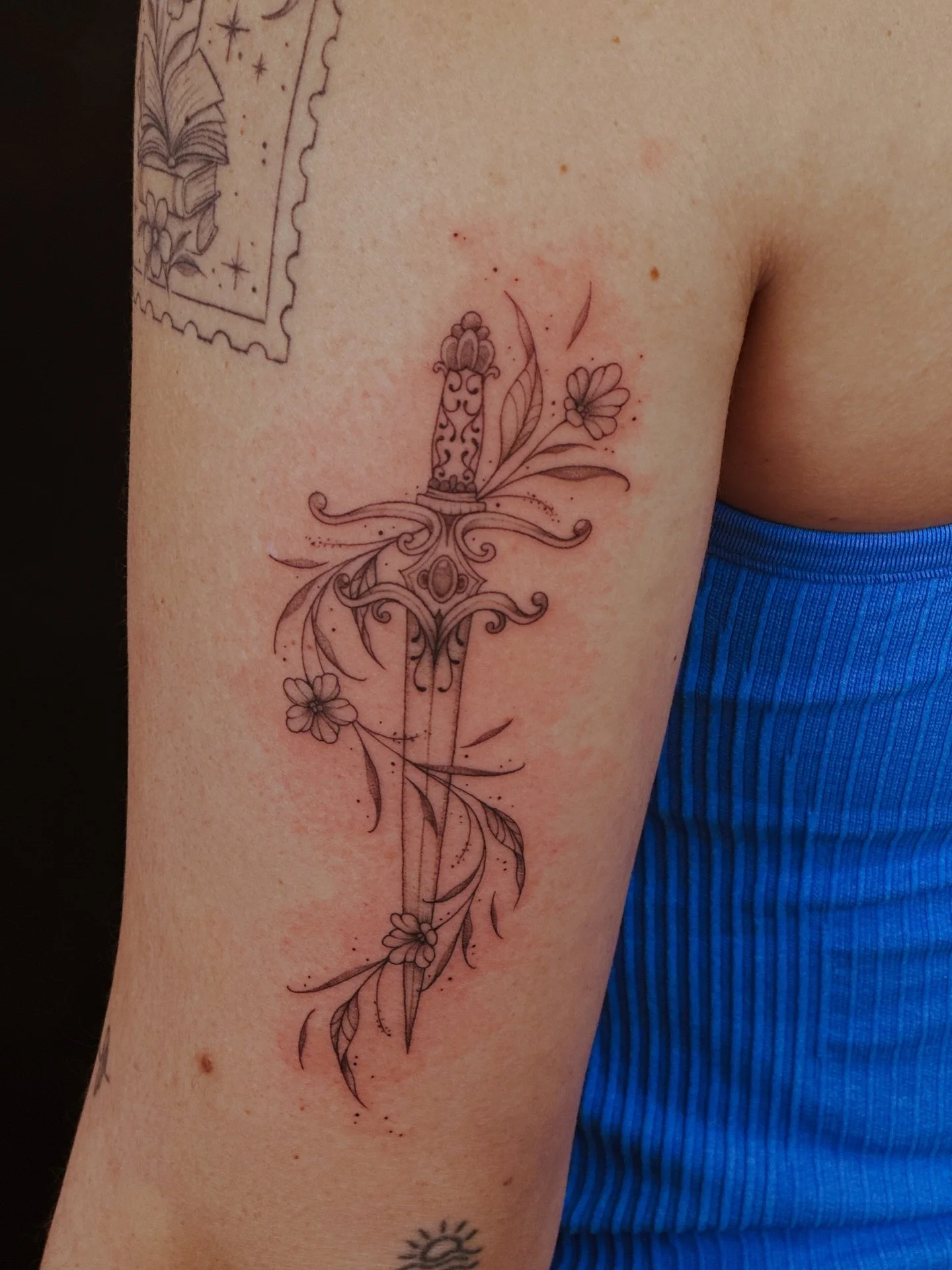 Still obsessing over this one🗡️🌿✨

#tattoo #tattoos #finelinetattoos #bookstagram #fantasy