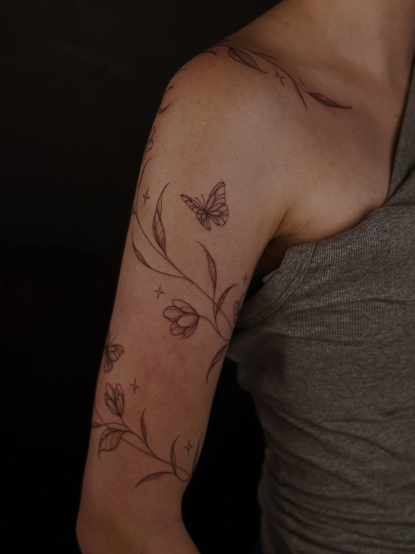 The sweetest vine wrap for the sweetest girl🧚🏼&zwj;♀️💖🦋🌿

#tattoo #finelinetattoo #ohiotattooartist #vinetattoo #naturetattoo