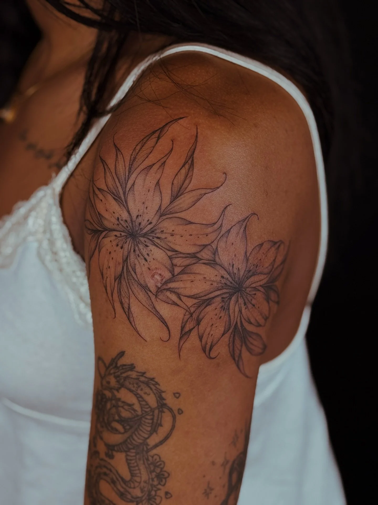 I can&rsquo;t get enough of these whimsical lilies🧚🏼&zwj;♀️

#tattoo #finelinetattoo #tattooartist #lilies #florals