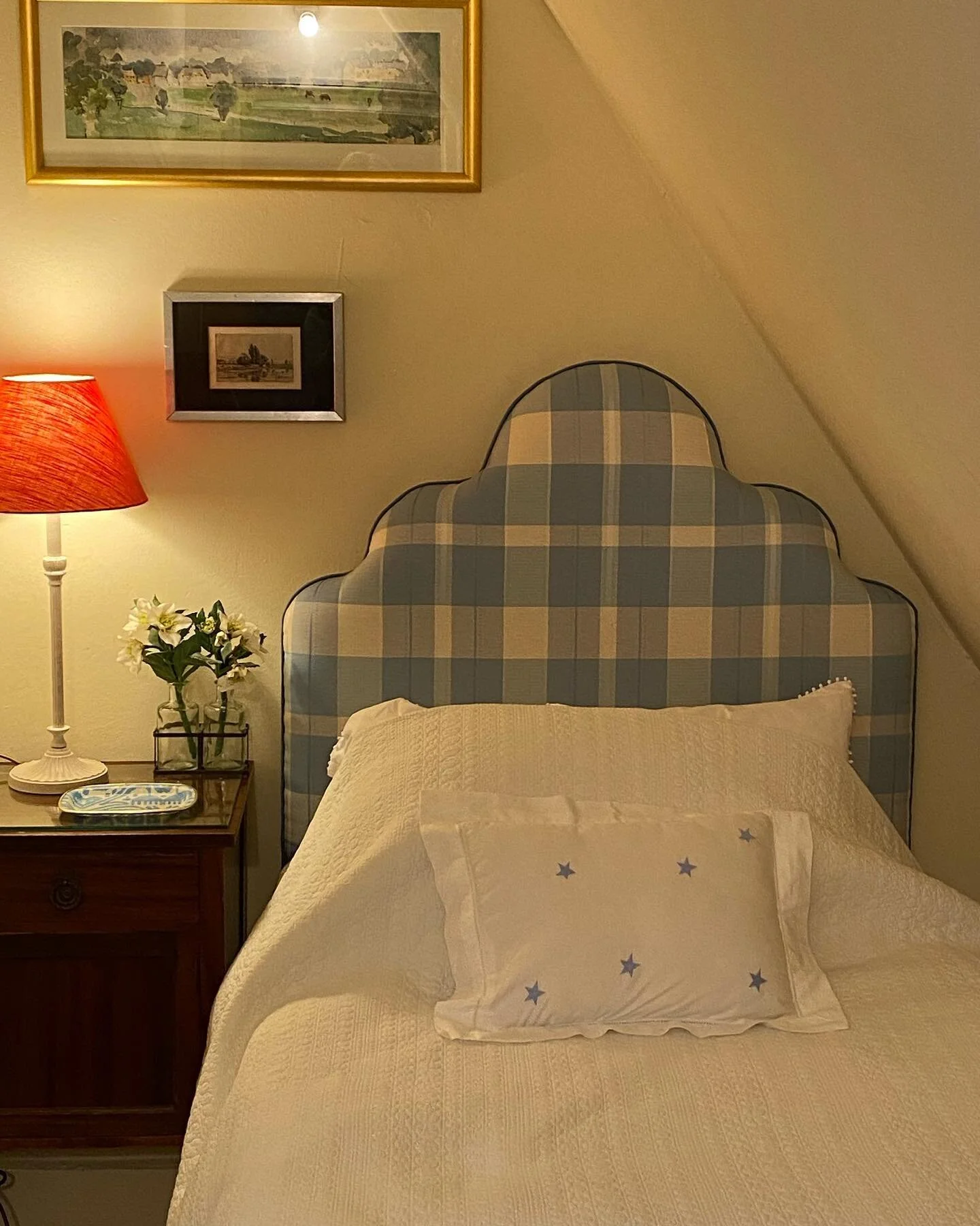 Bespoke Headboard for a little attic bedroom.  #bespokeheadboard#handmadefurniture#bespokefurniture#handmadeheadboard#bespokeupholstery#headboarddesign