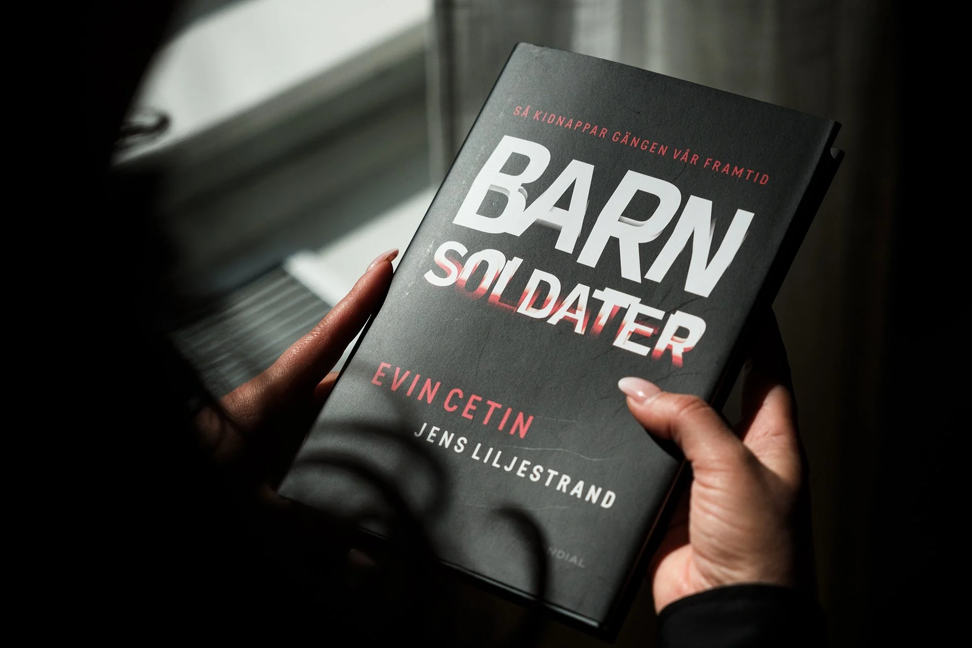 Boken_Barnsoldaterna_JakobÅkerstenBrodén_20250513__DSF2055-1 kopiera.jpg