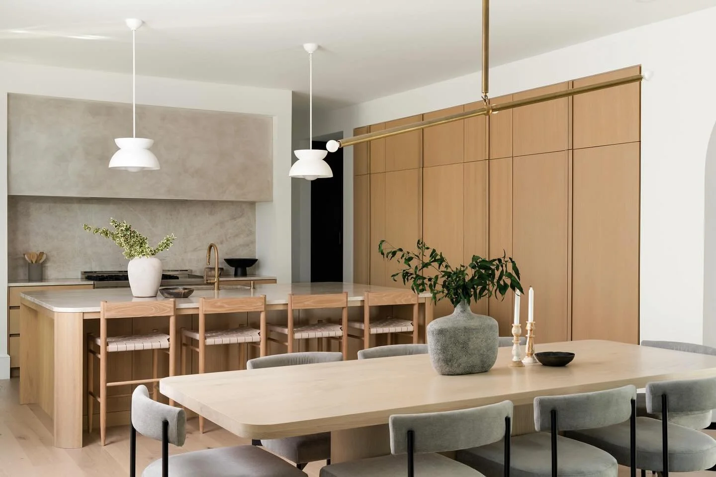 The kind of space that makes you want to cook, pour a glass, and stay awhile 

📷 @arasimaging