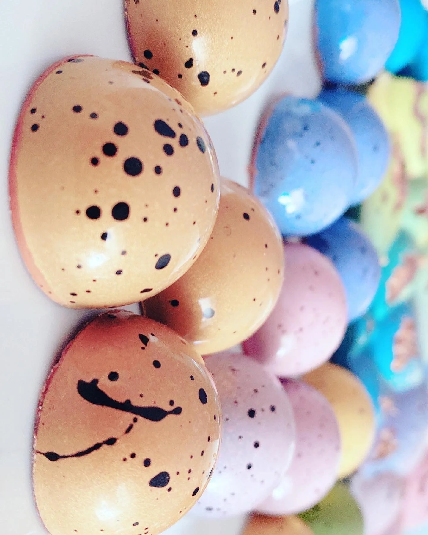 EASTER EGGS - french Vanilla white ganache + Shortbread cookie center 