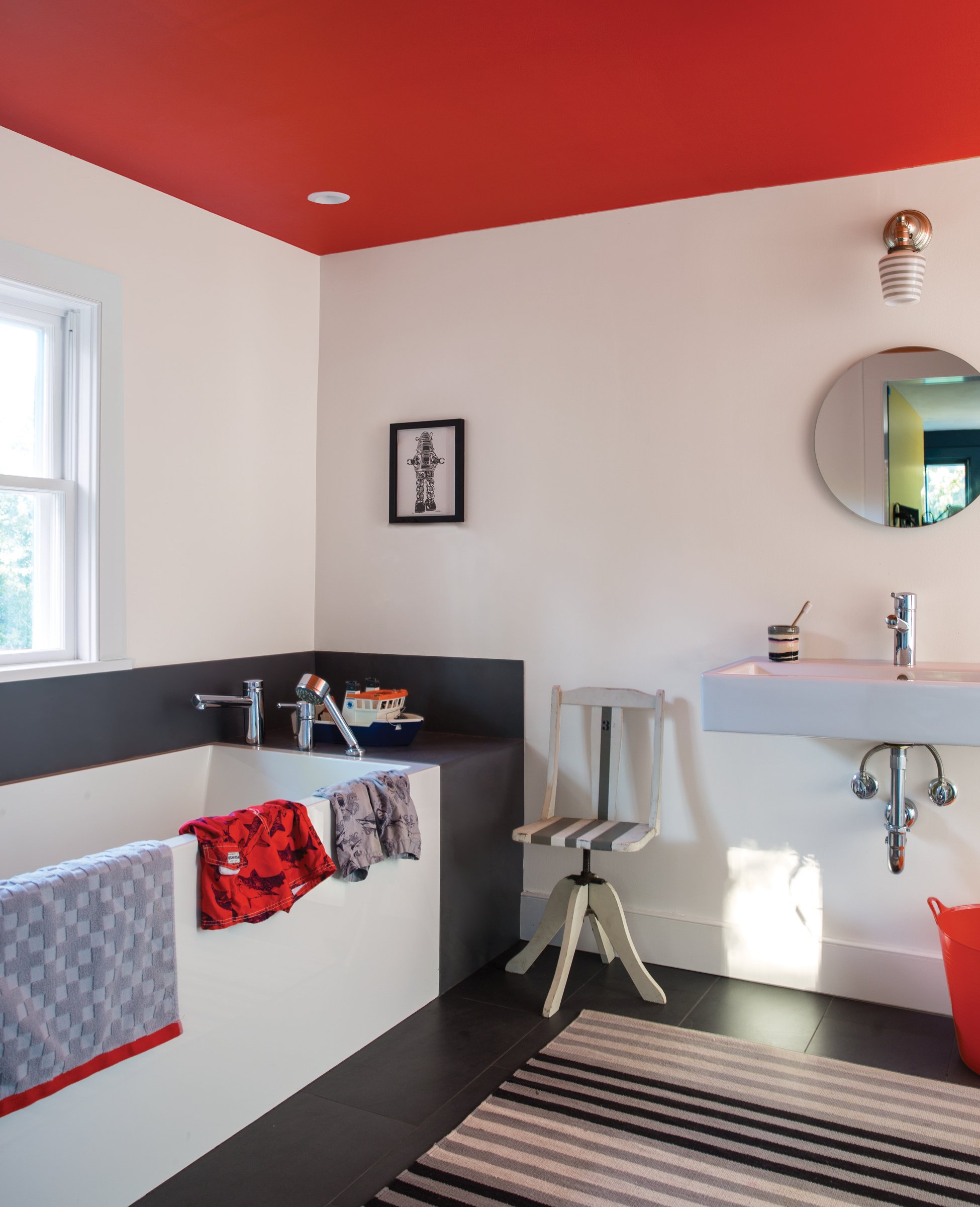 Bathroom_with_red_orange_ceiling.jpg