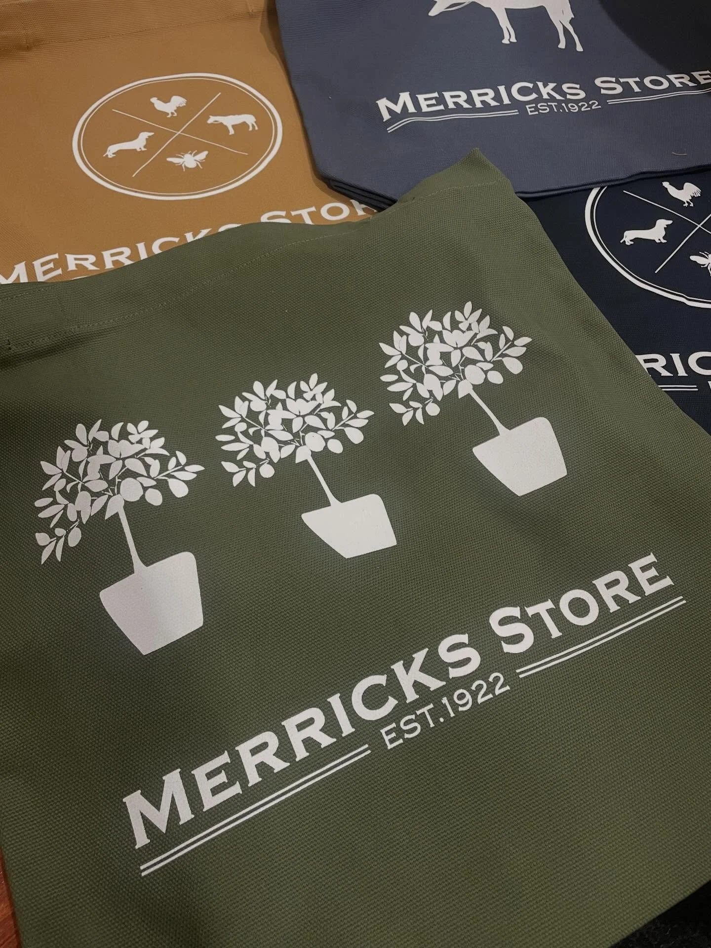 Screen printed ASCarrie Totes for Merricks Store. We ❤️ Screenprinting! #merricksstore #ascolour #totebags #merricksbeach #merricks
