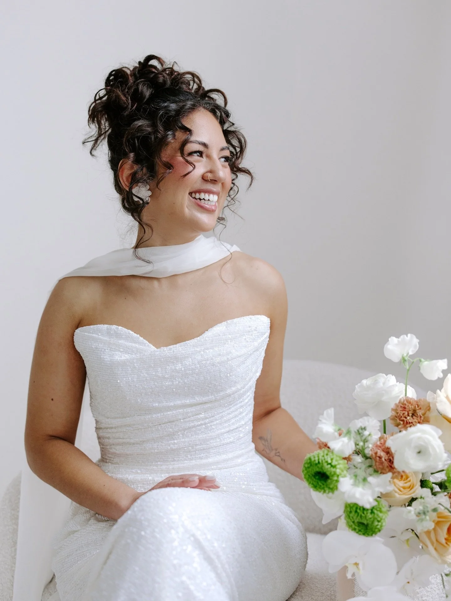 Feeling lucky 🍀 ⁠
⁠
Throwing it back to this March styled shoot with @kerricarlquist 💫  Set against a crisp March backdrop in Chicago, this shoot blends green accents, subtle sparkle, and a modern silhouette for a perfectly composed wedding day.

G