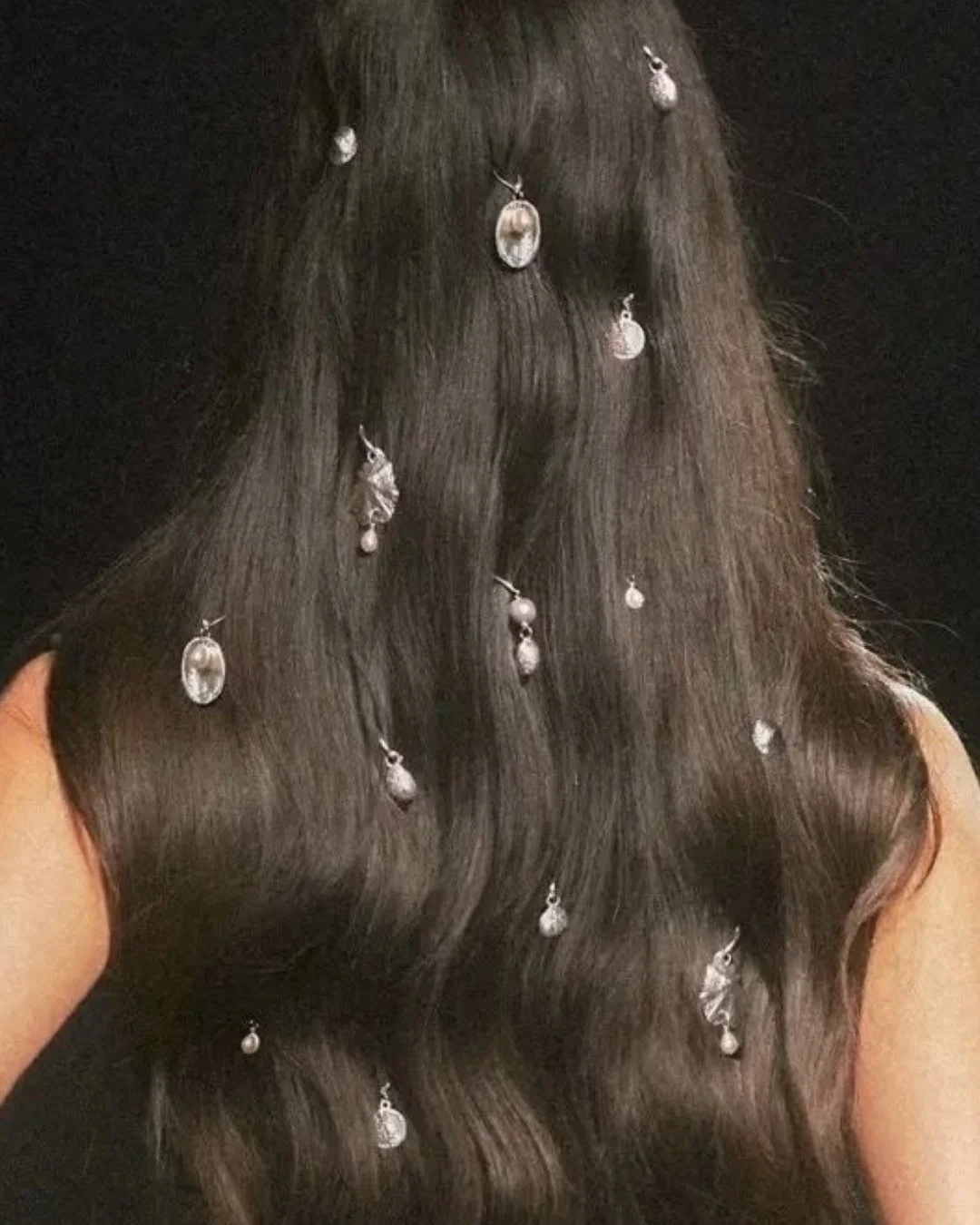 A few bridal hair moments currently living rent-free in our heads 🤍✨ From delicate hair jewelry and chic ponytails to natural texture, effortless half-up half-downs, and romantic, editorial lace details.⁠
⁠
Consider this your sign to make the hairst