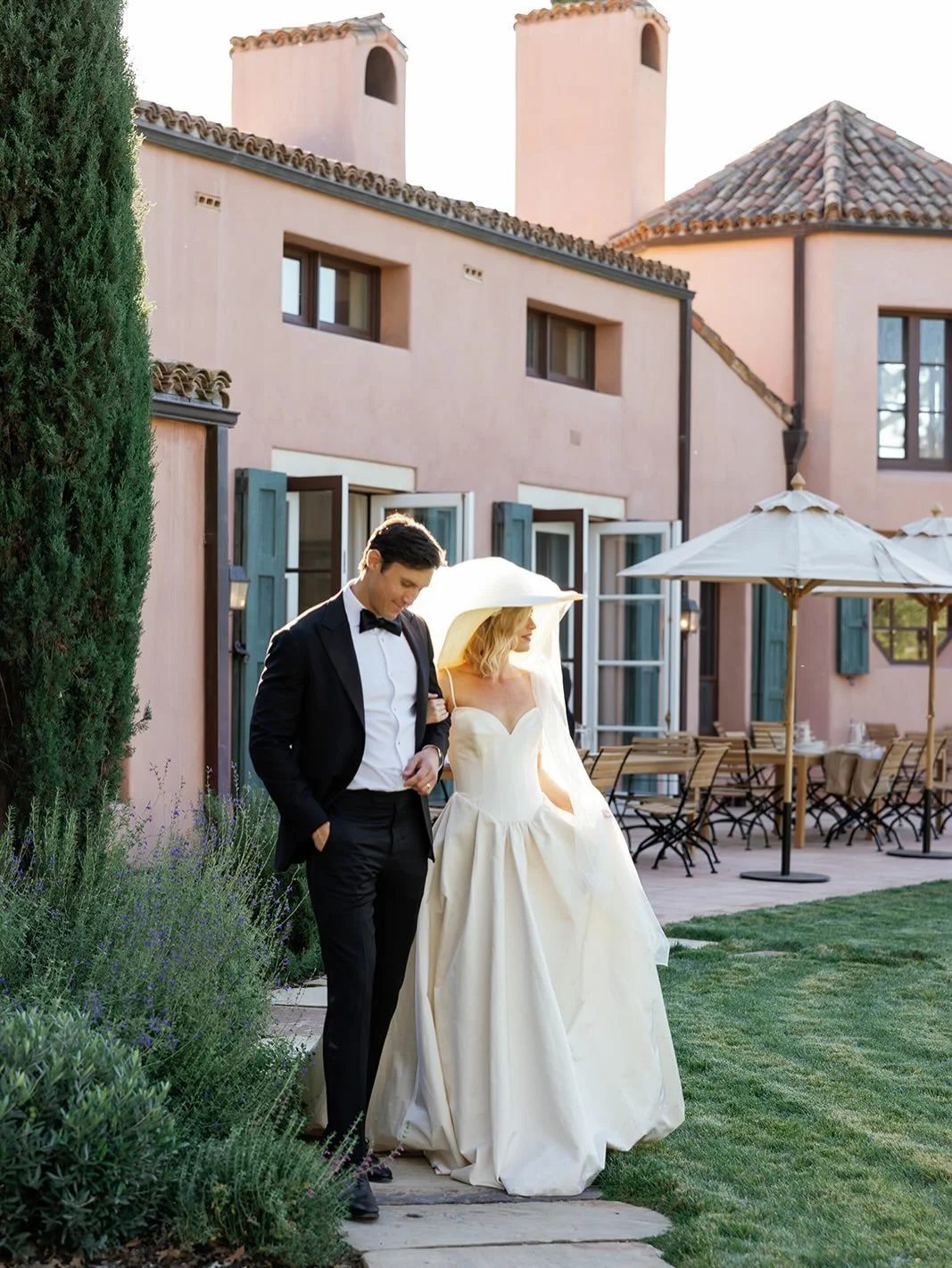 sweet summer love 🤍✨

We&rsquo;re not quite ready to kiss summer goodbye just yet, and our beautiful bride, Lauren, is giving us the chicest summer style ☀️

📸 @chantelsaffordphotography 
💄 @veiledvanityartistry 
💒 @latarantella_gfv