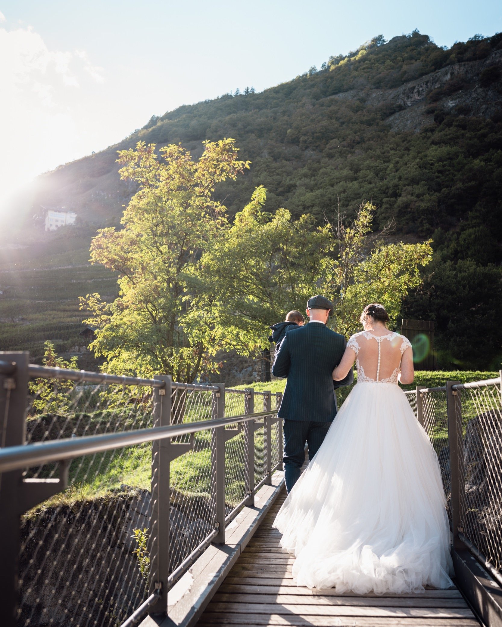 Quelques pas hors du temps.

#photographemariagesuisse #mariagesuisseromande #photographiedocumentaire
