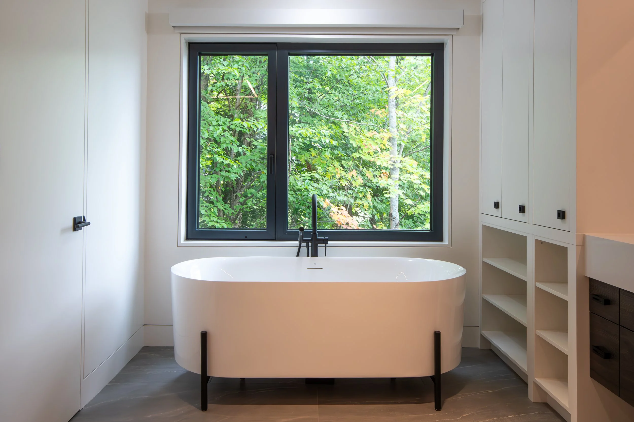 Lakeview Haven Main Bedroom Bathroom