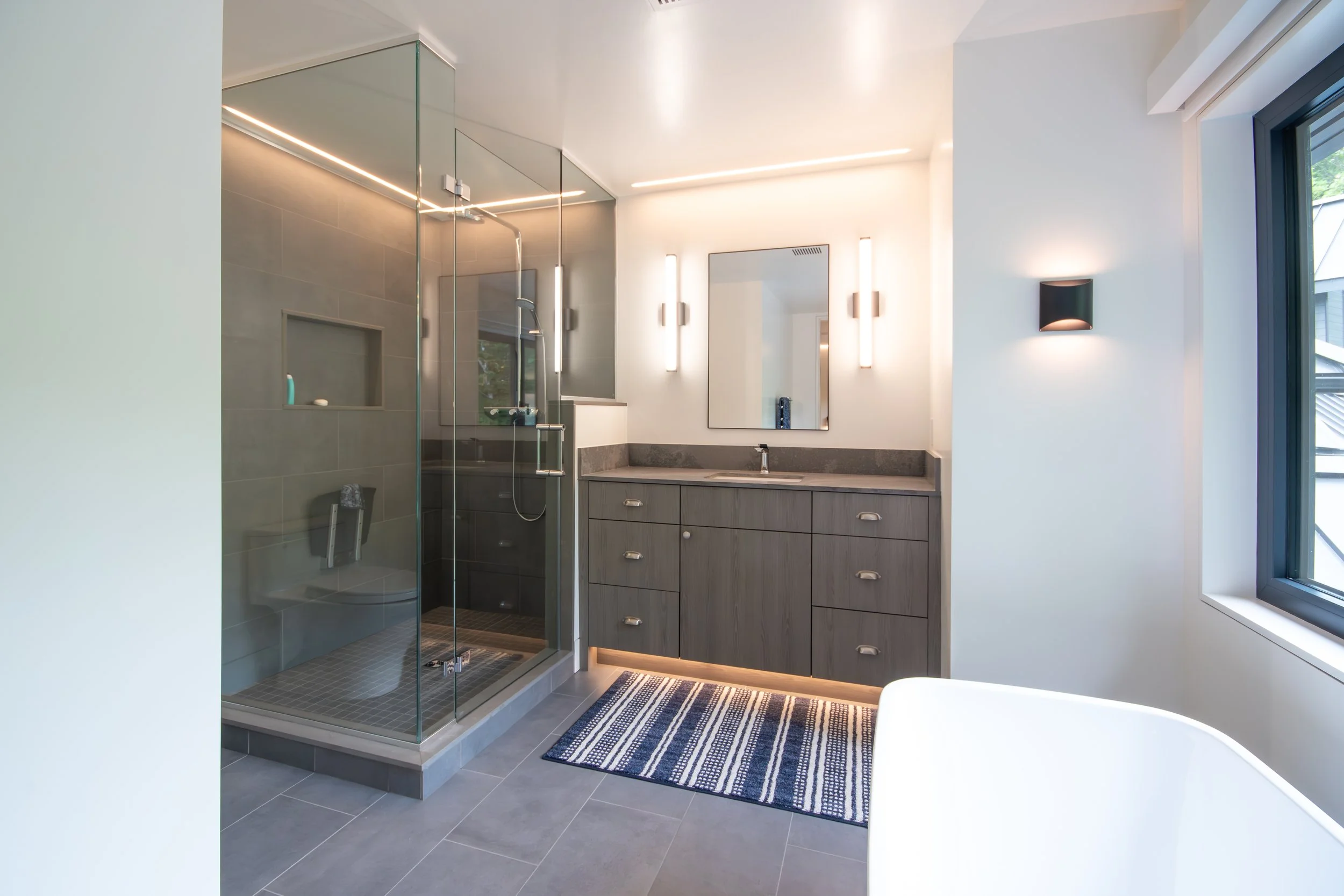 Lakeview Haven Guest Bathroom