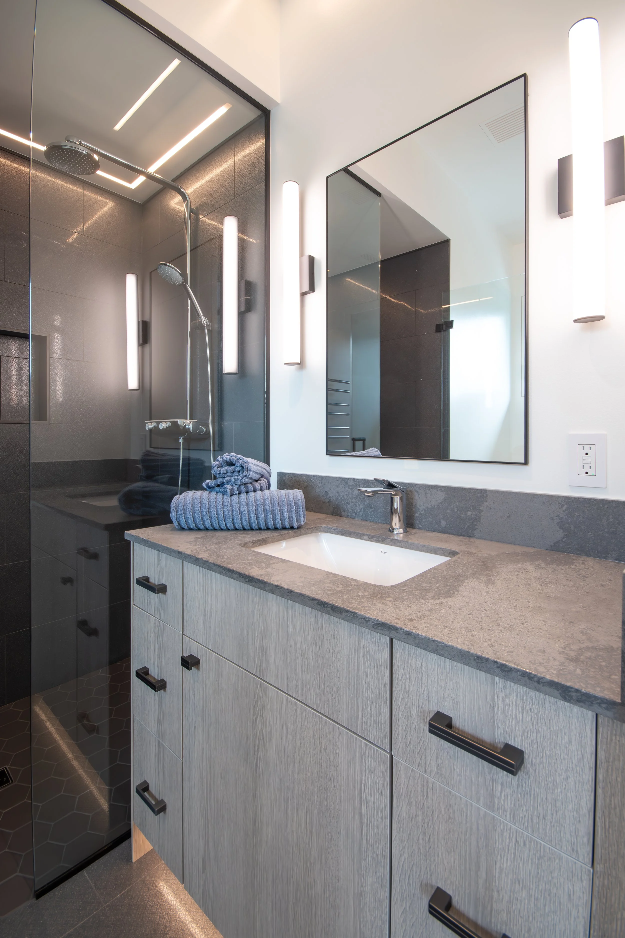 Lakeview Haven Guest Bathroom