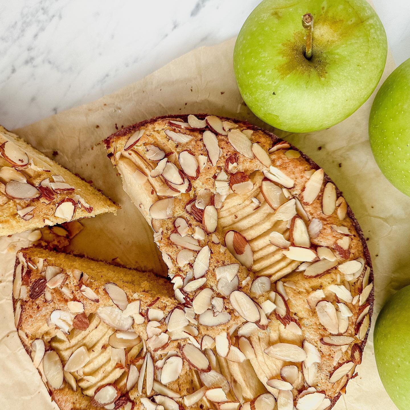 Easy apple and almond cake. 

Cinnamon isn&rsquo;t apple&rsquo;s only flavor friend. Get this no-mixer-needed recipe in my newsletter. (Link in bio!)

Elevate this simple bake by using @janiesmill golden sifted durum flour. 

#baking #recipe #apple #