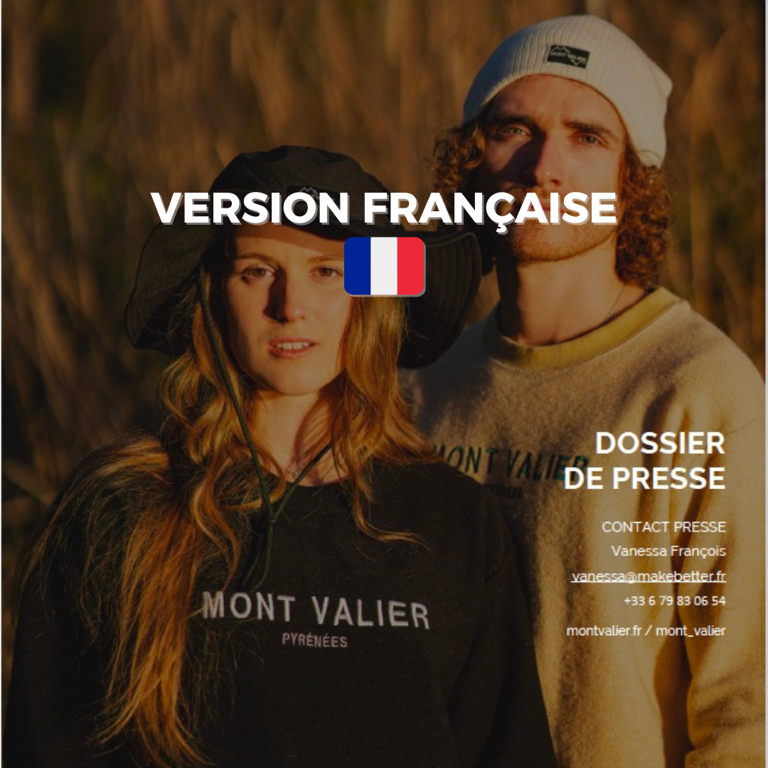 Une image de deux jeunes adultes posant à l'extérieur lors du coucher du soleil, portant des vêtements de la région du Mont Valier dans les Pyrénées, avec un texte indiquant une version française et un dossier de presse.