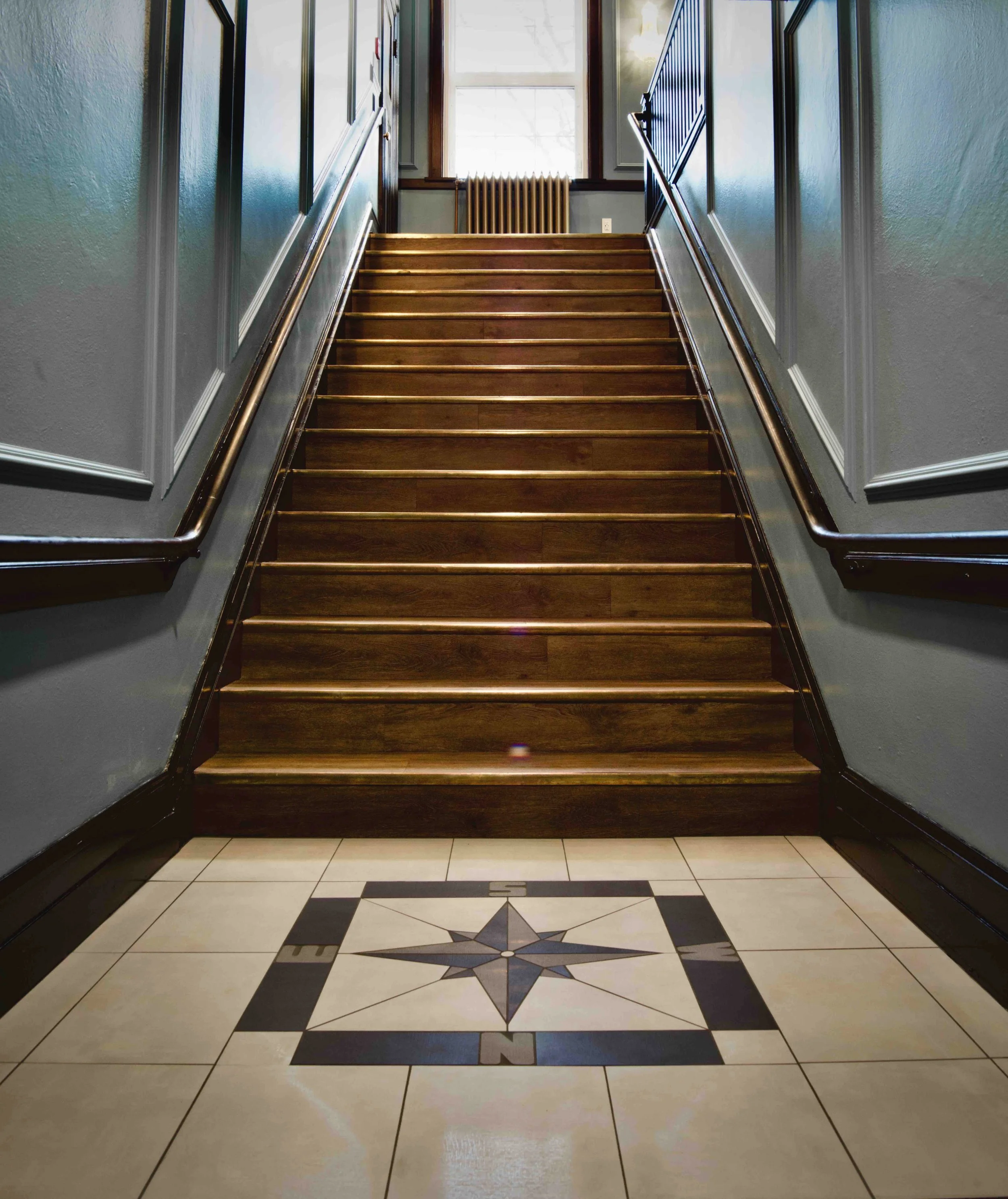 Gilded Courtroom - Entryway