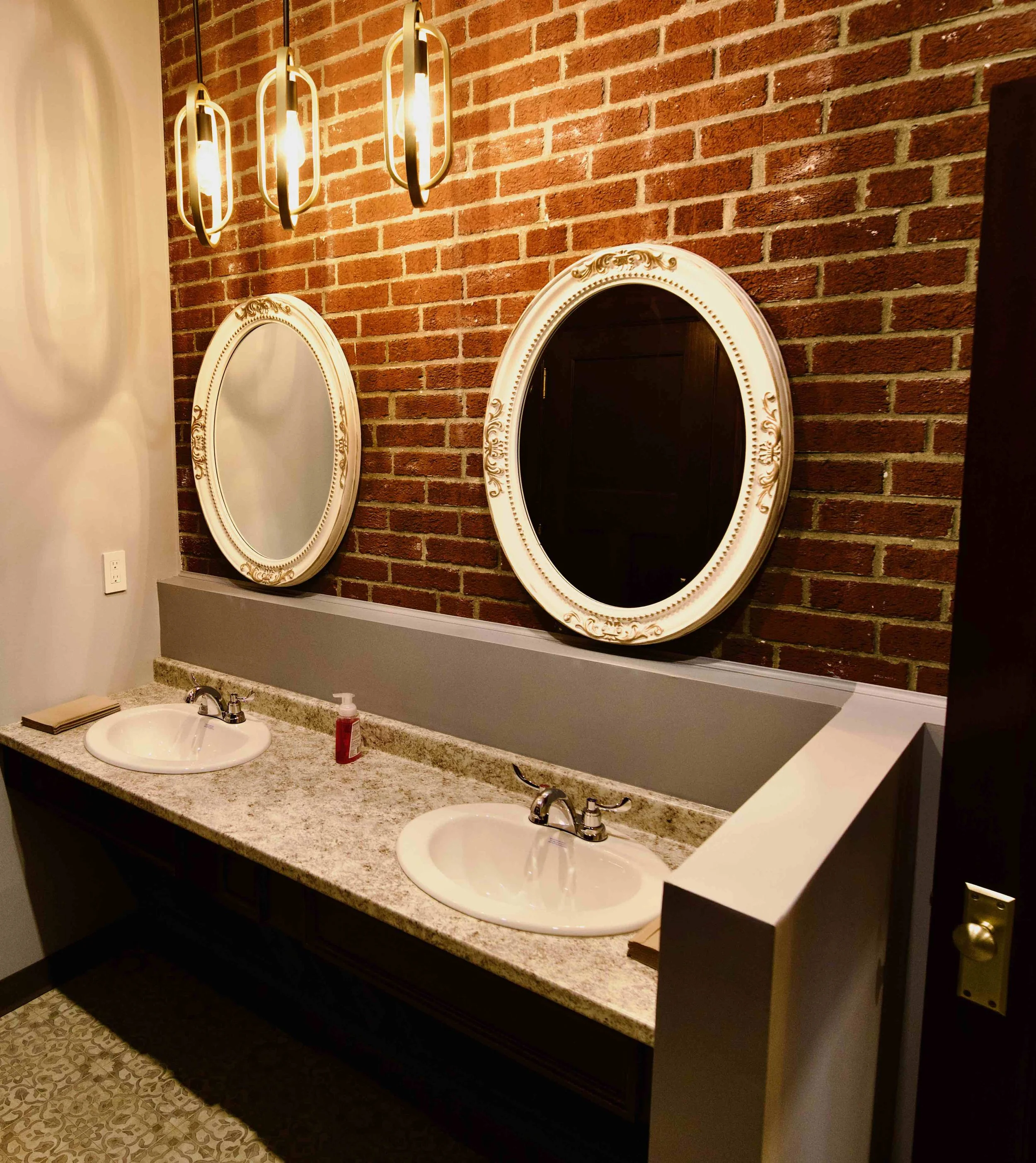 Gilded Courtroom - Facilities